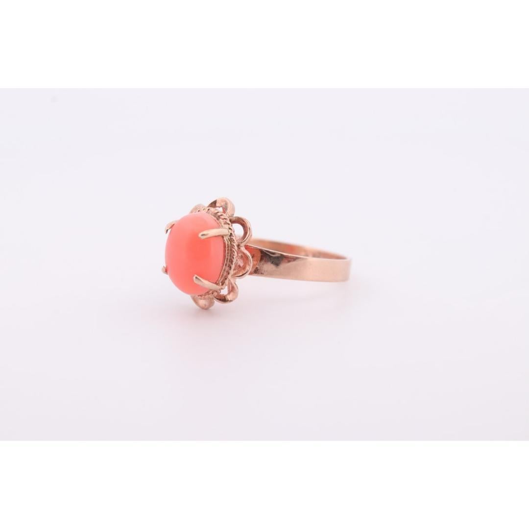 14k Coral Pink Cabochon ring. 14k yellow gold prong set angel skin salmon light In Good Condition For Sale In Port Charlotte, FL