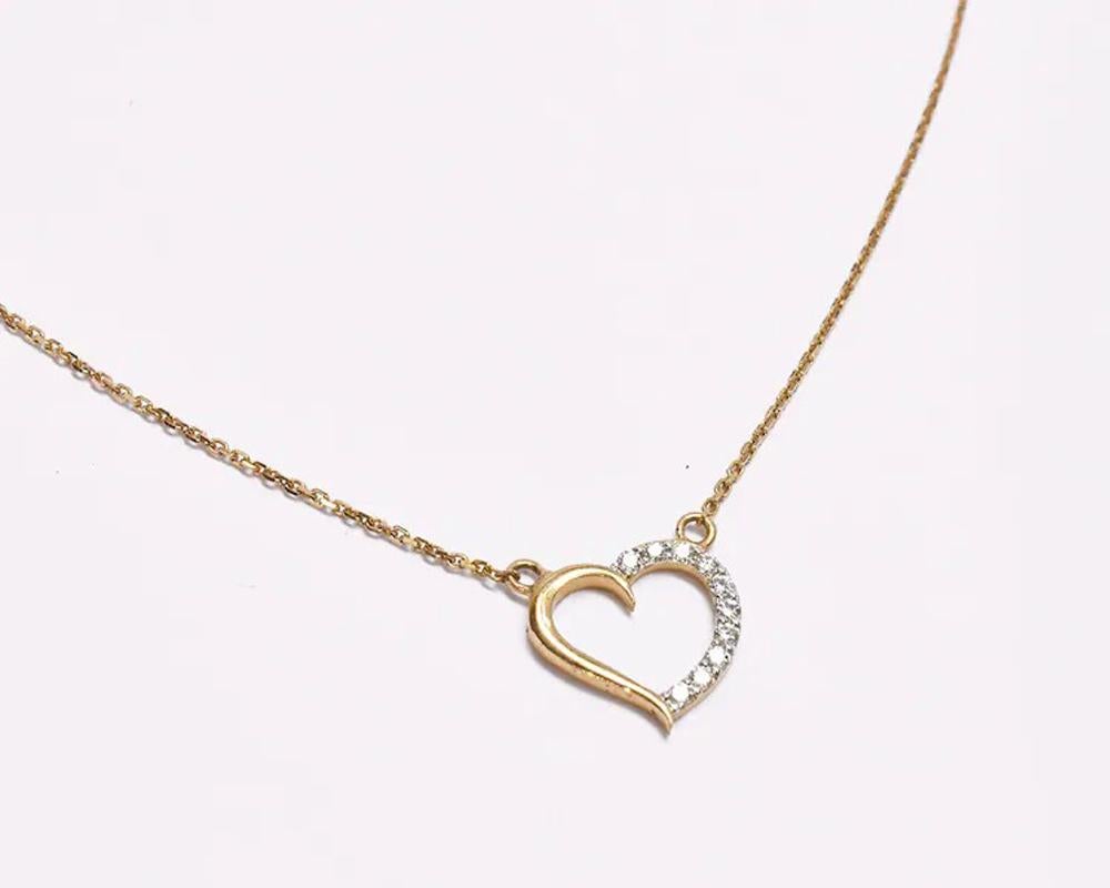 Modern 14k Gold Dainty Gold Diamond Heart Necklace VS Natural Round Diamond For Sale