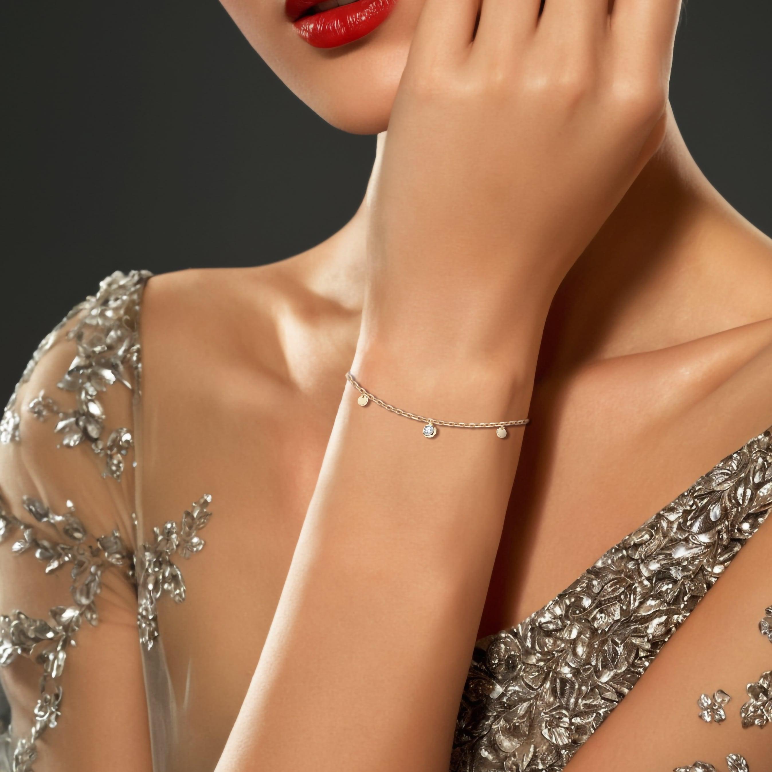 Giocoso ma sofisticato, questo braccialetto a catena in oro giallo 14K con charm a forma di disco di diamanti è caratterizzato da un disco d'oro lucido che penzola con grazia a ogni movimento. Il contrasto tra il diamante scintillante e il caldo