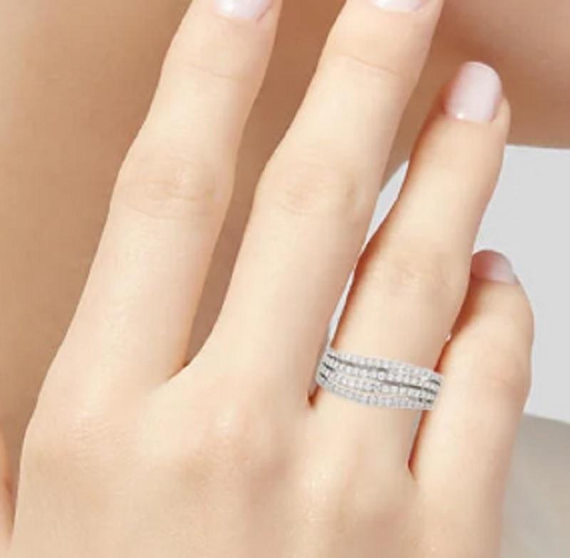 Taille ronde  Bague à anneau avec diamants éblouissants en 14K en vente