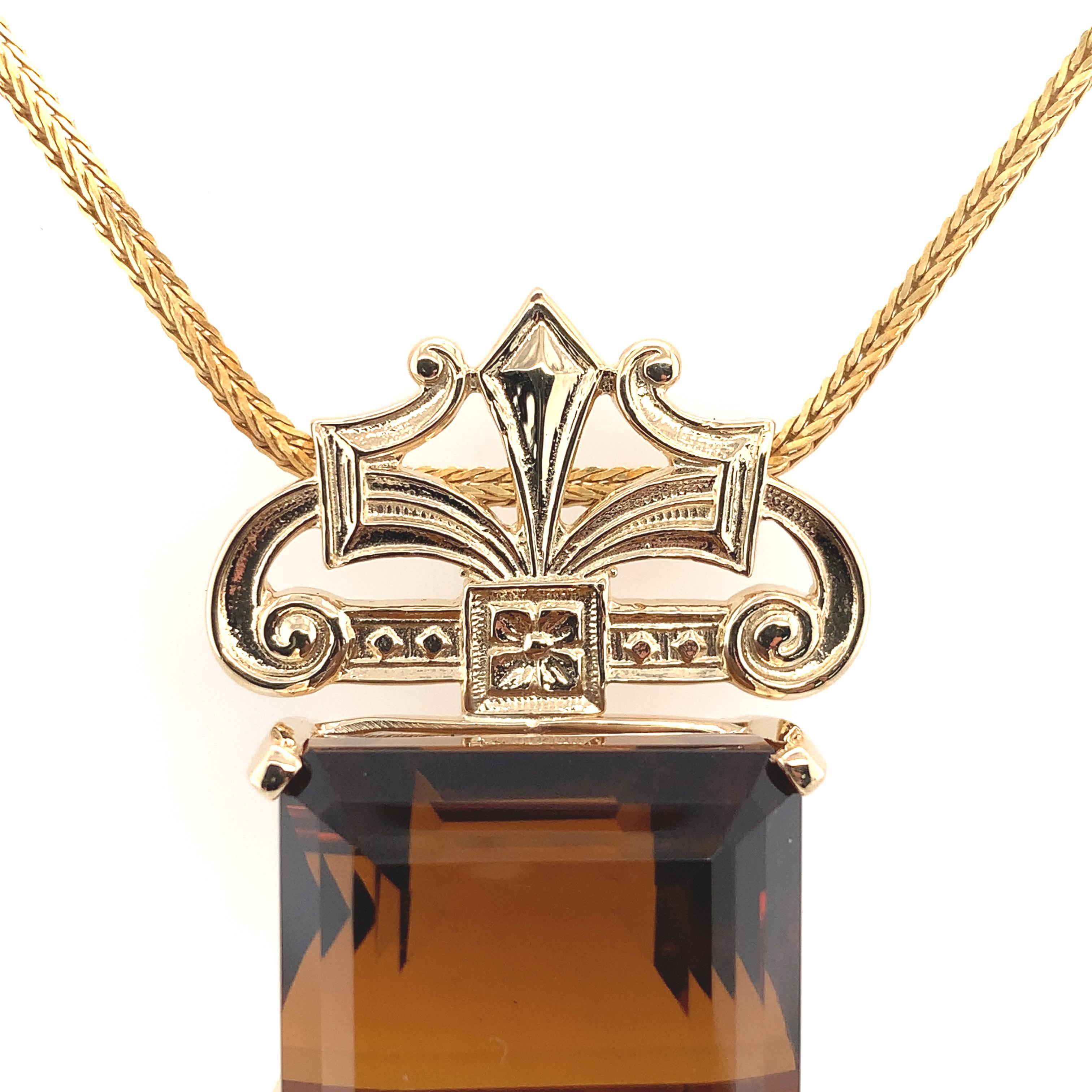 Collana in oro giallo 14k con fusione in stile Art Deco e un grande Citrino di Madeira. Il citrino taglio smeraldo è di un ricco colore arancio-marrone, pesa 43,93 carati e misura circa 19 mm x 17 mm. Non è antico ma è stato fuso con un motivo Deco