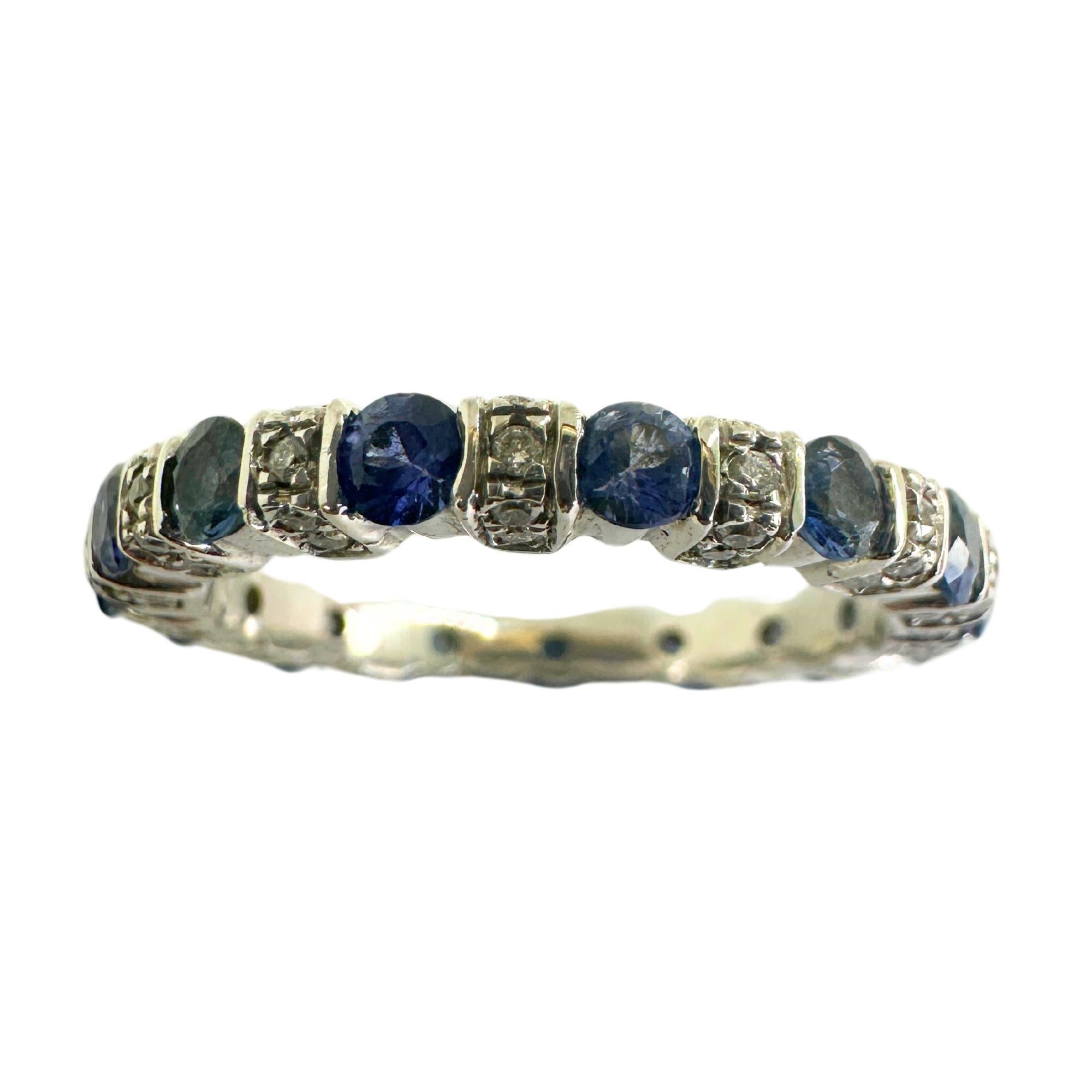 Questa fascia con diamanti e zaffiri a 14 carati è un pezzo straordinario in buone condizioni, che presenta una lieve usura superficiale tipica dell'epoca. Il cinturino è largo 2,67 mm e realizzato in oro bianco 14k, con un peso di 3,05 grammi. Con