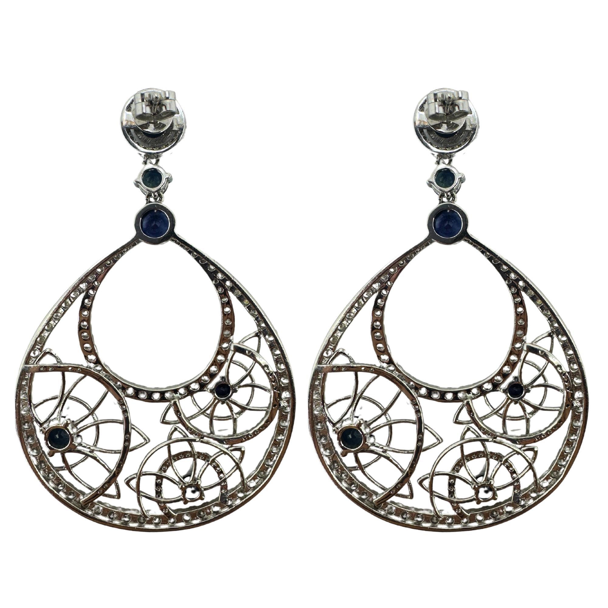 Ces magnifiques boucles d'oreilles en diamant et saphir 14k rehaussent n'importe quelle tenue ! Réalisées en or blanc 14k, ces boucles d'oreilles sont ornées de 5,31 carats de diamants étincelants et de 5,24 carats de riches saphirs. En bon état