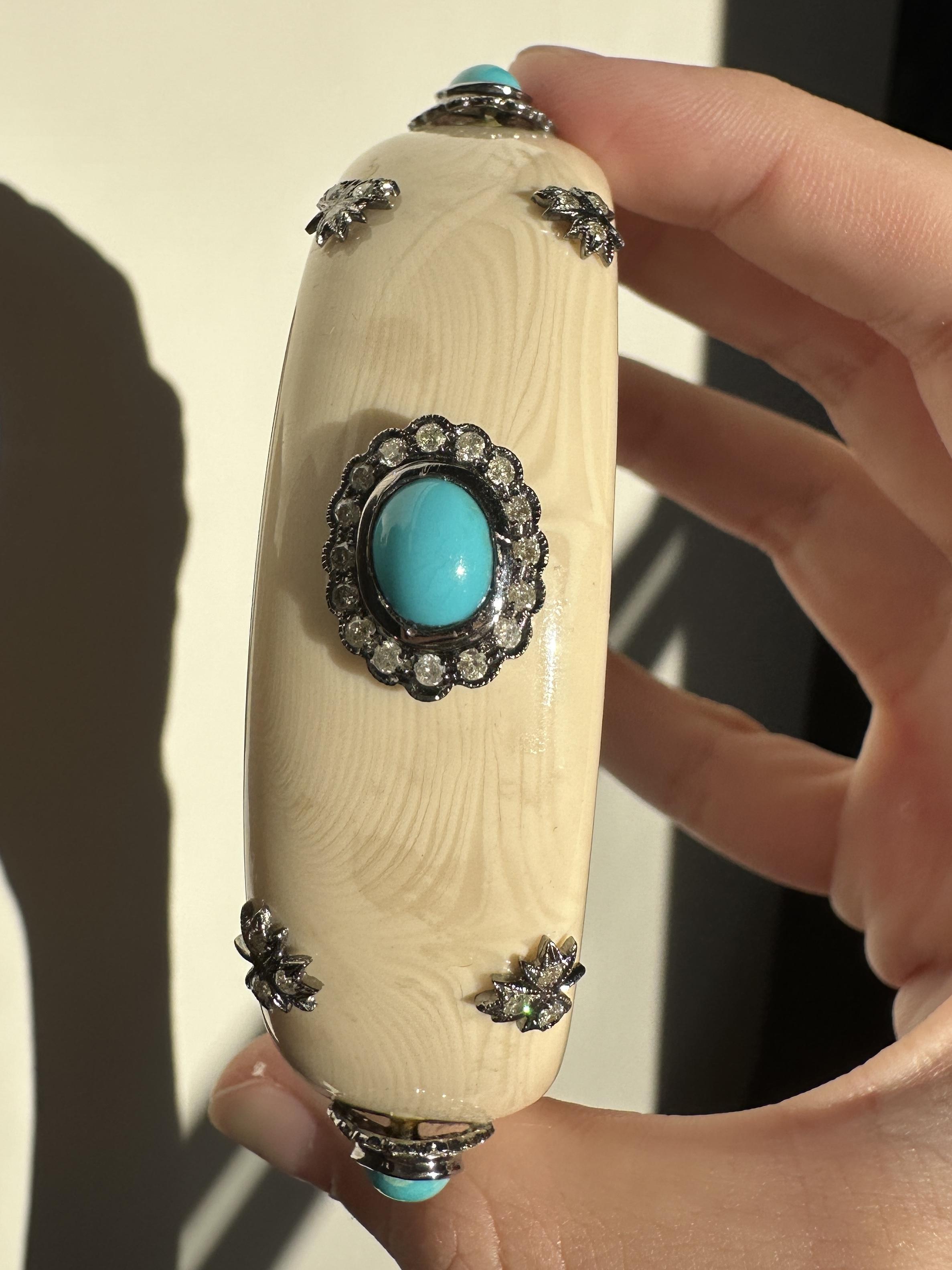 This stunning 18k bangle bracelet is a must-have for any jewelry lover. Adorned with shimmering diamonds and turquoise, and crafted in 14K gold and Lucite, it is a true statement piece. In excellent condition with a weight of 7.59 grams, this