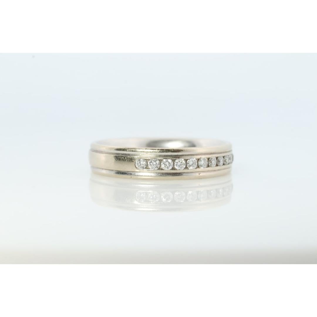 14k Diamond Band. Homme ou femme UNISEX 14k Comfort Fit Band avec channel set Unisexe en vente