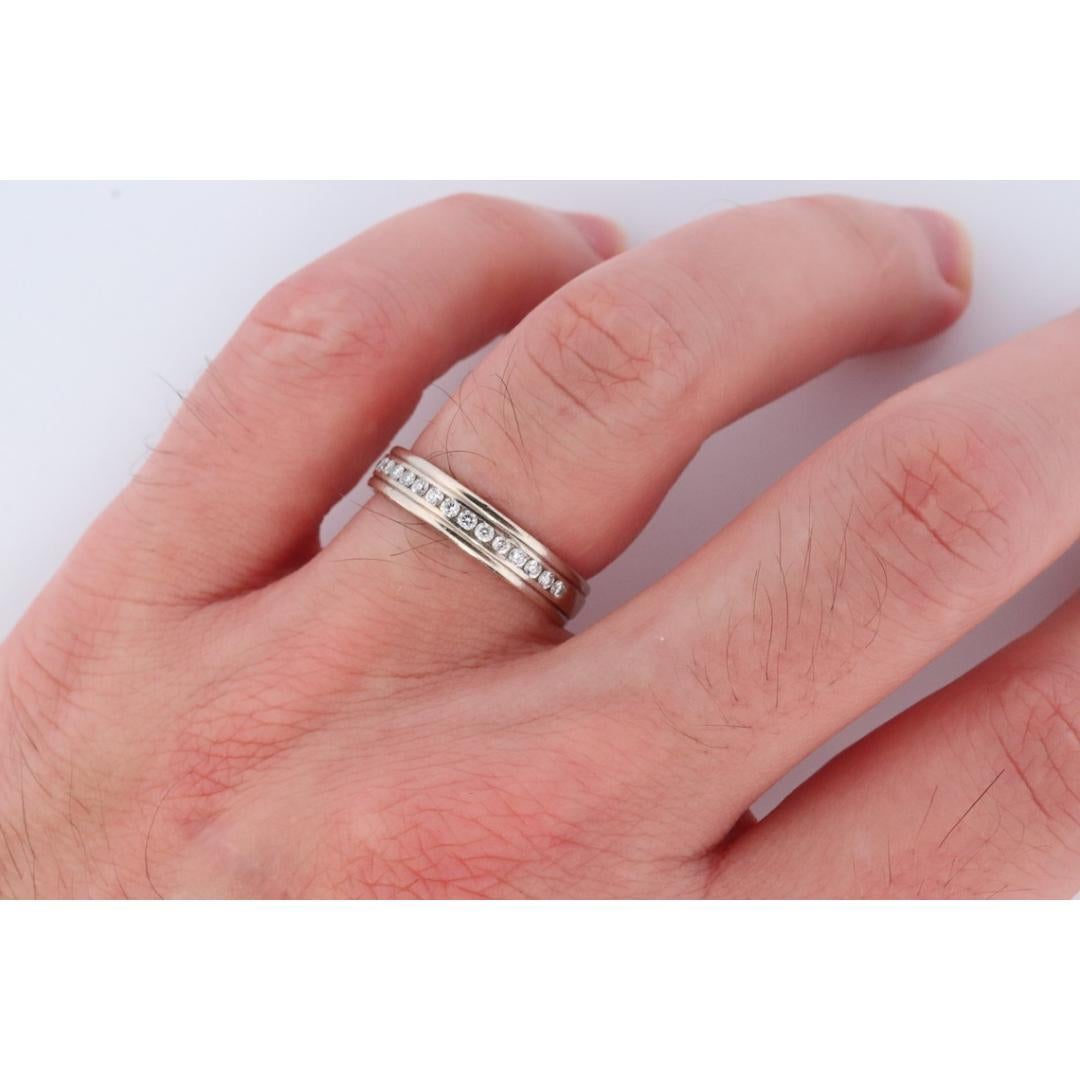 14k Diamond Band. Homme ou femme UNISEX 14k Comfort Fit Band avec channel set en vente 1