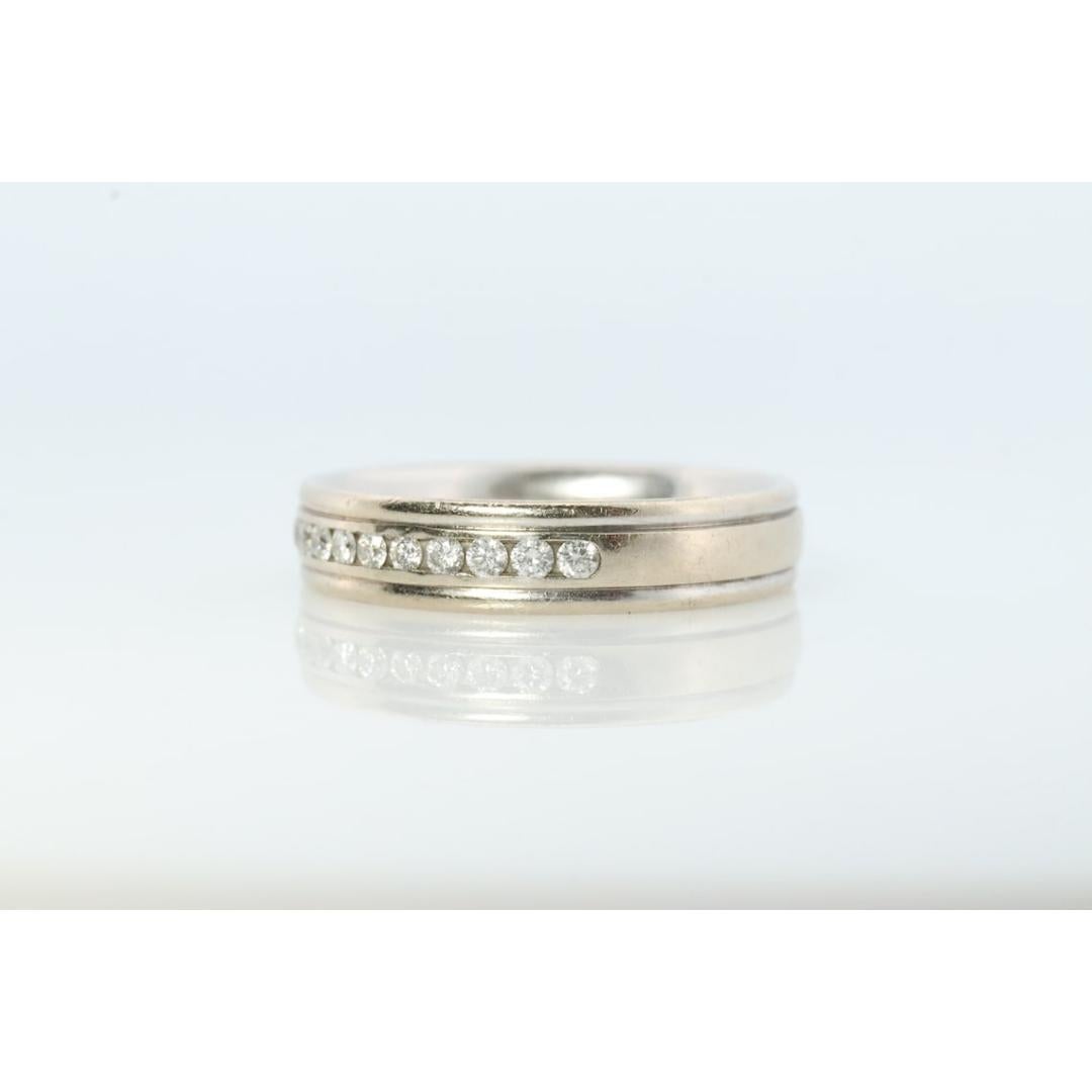 14k Diamond Band. Homme ou femme UNISEX 14k Comfort Fit Band avec channel set en vente 3