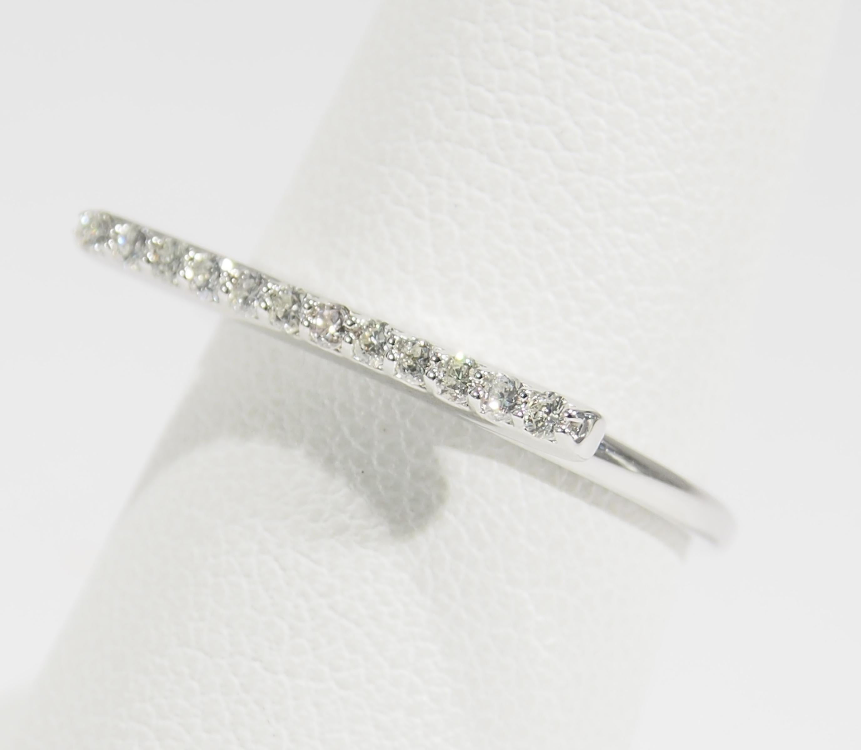 14 Karat Diamond Bar Ring White Gold 0.20 Carat In Good Condition For Sale In Boca Raton, FL