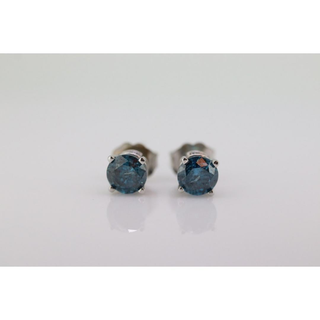Vintage
Materiales: Oro
Piedra preciosa: Diamante
Localización: Lóbulo de la oreja
Cierre: Push back

Estilo: Minimalista


impresionantes pendientes de diamantes azules fantasía.

Diamantes naturales tratados térmicamente para realzar el color.

5