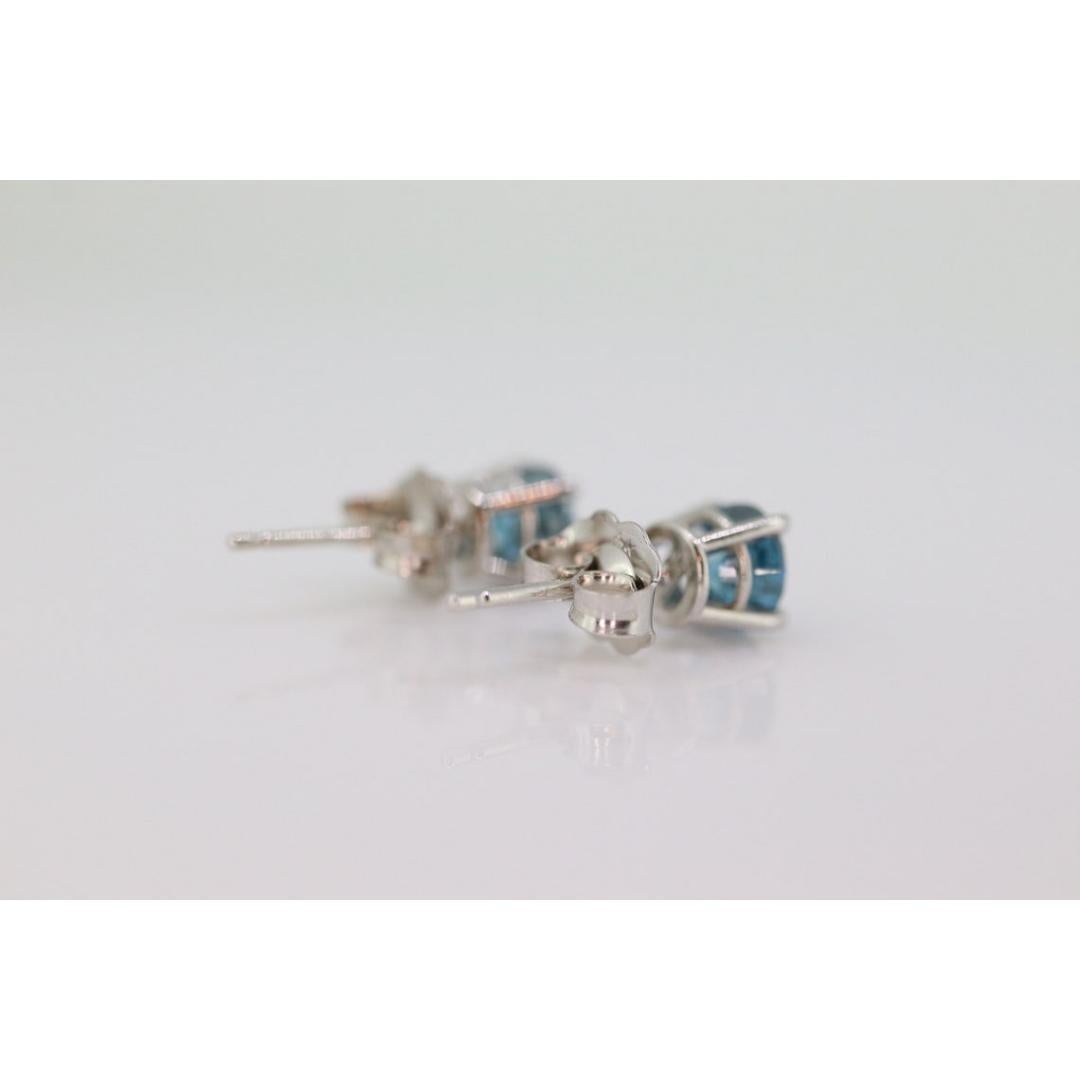 Pendientes de oro de 14 quilates con diamantes AZUL 1ctw. Solitario de diamante AZUL de oro blanco de 14k Corte redondo en venta