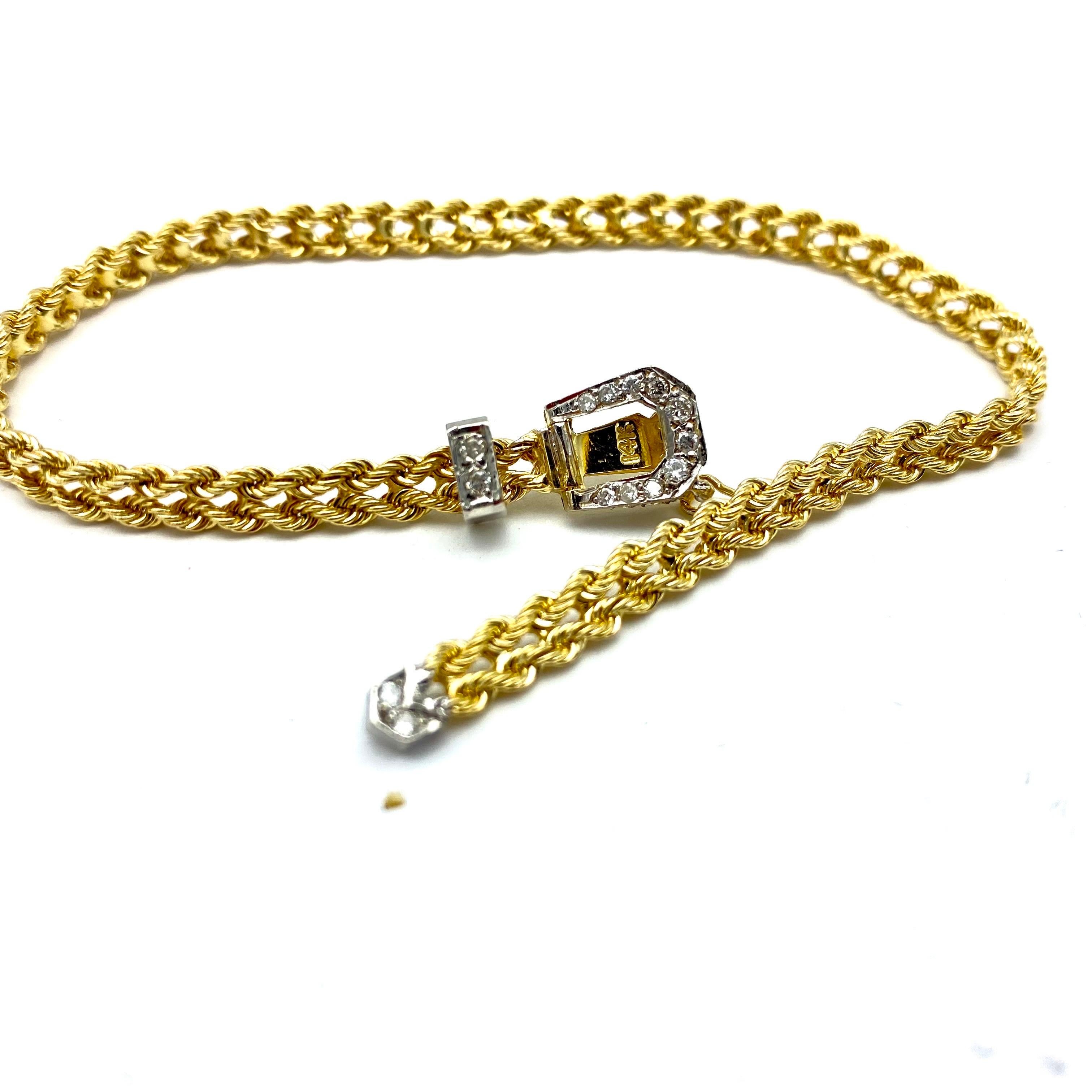 Dies ist ein sexy Diamantarmband mit Schnalle, das allein oder in Kombination mit anderen getragen werden kann.  
Das Armband ist 4,69 mm breit und die Schließe misst 9,25 mm. Die Länge des Armbands ist 8,25 Zoll und kann auf jede Länge eingestellt