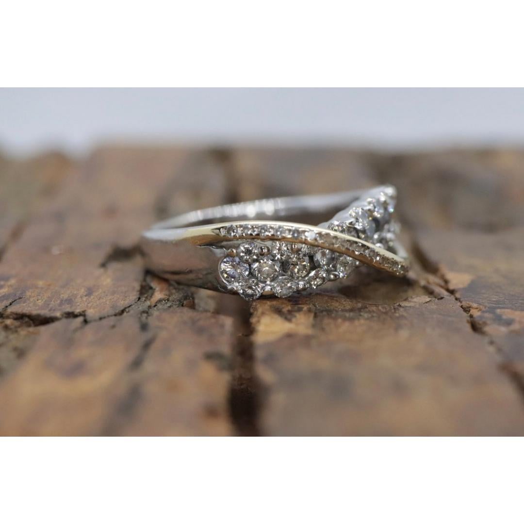 Vintage By
Größe: 8 US
MATERIALIEN: Stein
Edelstein: Diamant
Edelsteinfarbe: Farblos
Bandfarbe: Gold

Stil: Avantgarde

Einzigartiges Hochzeitsband. Bypass-Ring in Wellenform.

Zustand: Wurde nicht poliert. Hat kleine Kratzer.

Einzelheiten:
14k
