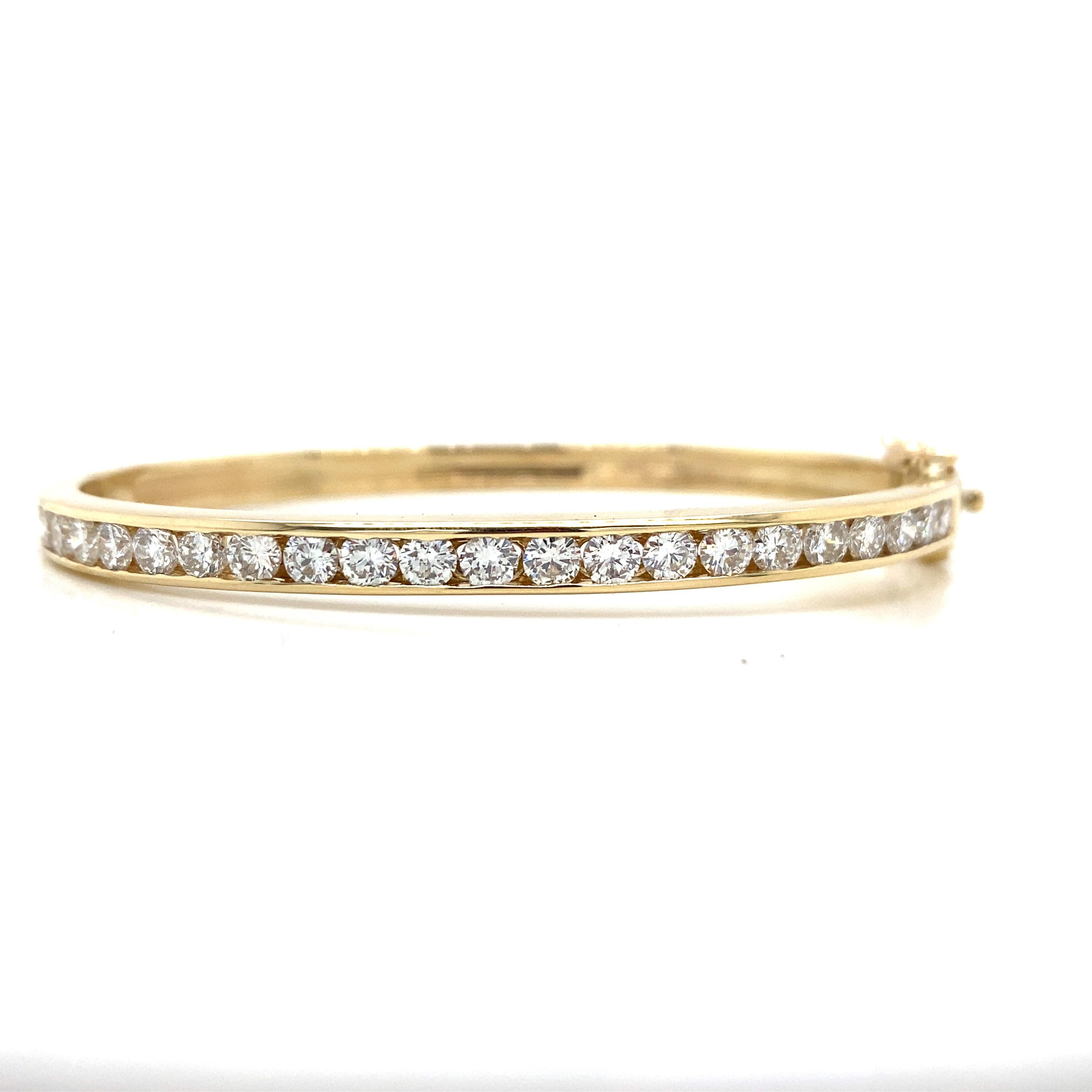 Diamant-Kanal-Armreif aus 14K Gelbgold.  (21) Diamanten im runden Brillantschliff mit einem Gesamtgewicht von 3,01 Karat, Farbe G-H und Reinheit VS-SI.  Der Armreif misst 6 1/2 Zoll Innenumfang. 20,22 Gramm.