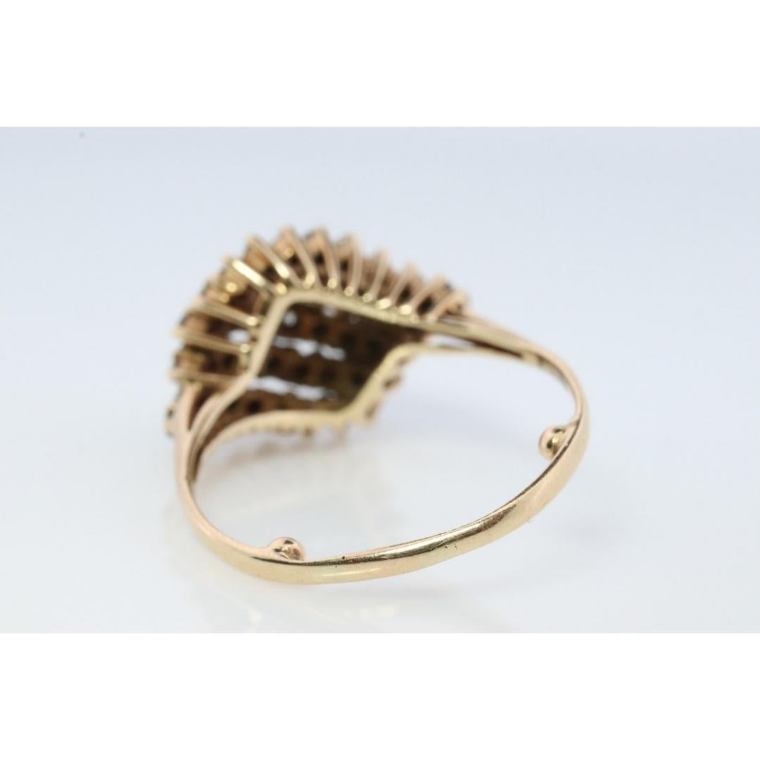 14k Diamant Cluster Bombe Dome Ring. Contemporary Diamond cluster dome cocktail im Zustand „Gut“ im Angebot in Port Charlotte, FL