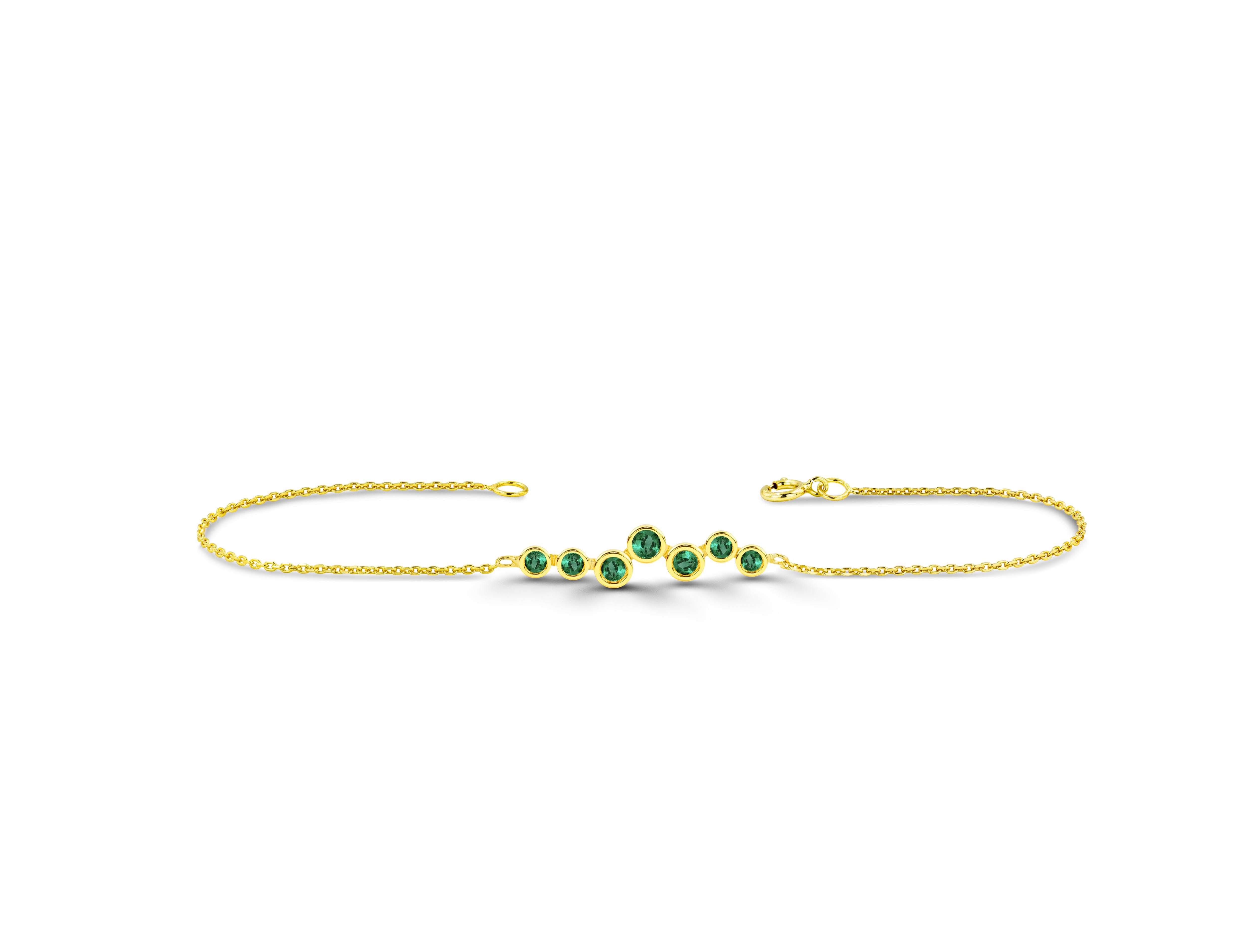 Taille ronde Bracelet minimaliste en or 14 carats Bracelet unique à couches de pierres précieuses Bracelet en grappe en vente