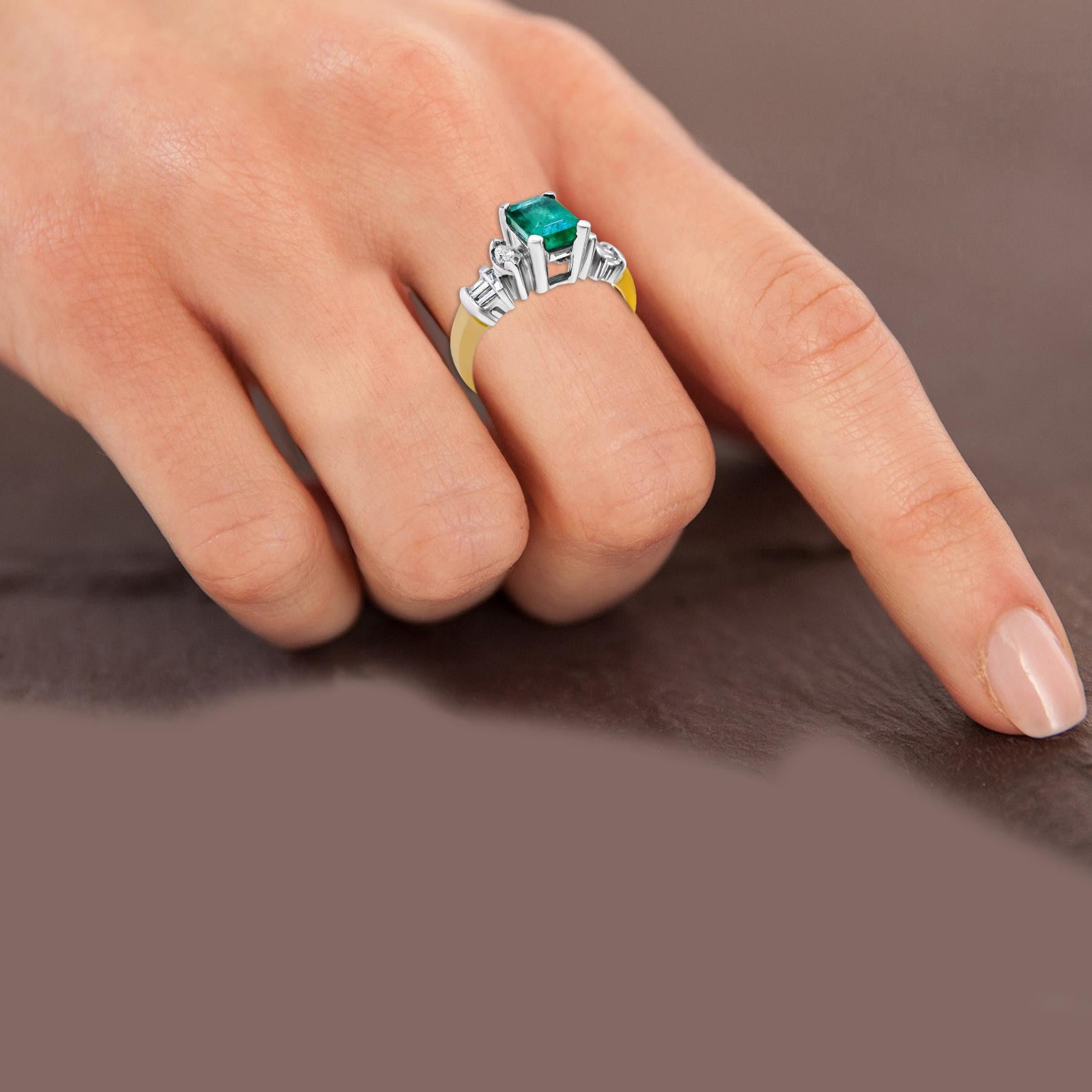 Art Deco 14 Karat Diamond and Colombian Emerald Ladies Ring For Sale