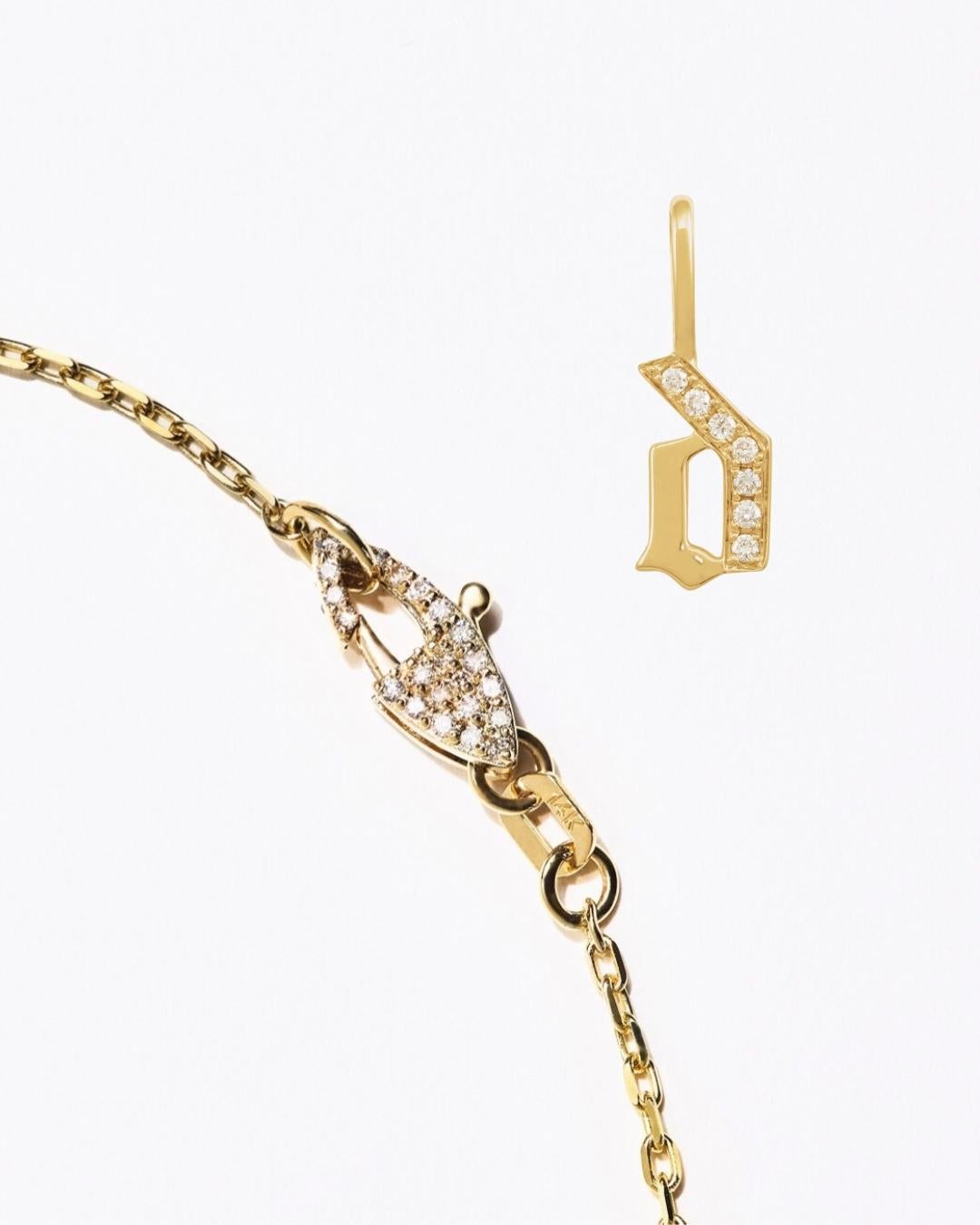 Exquisément fabriquée en or jaune 14k massif, cette chaîne câblée intemporelle est rehaussée par notre fermoir en diamant double face pavé à la main signature et par le pendentif en diamant 