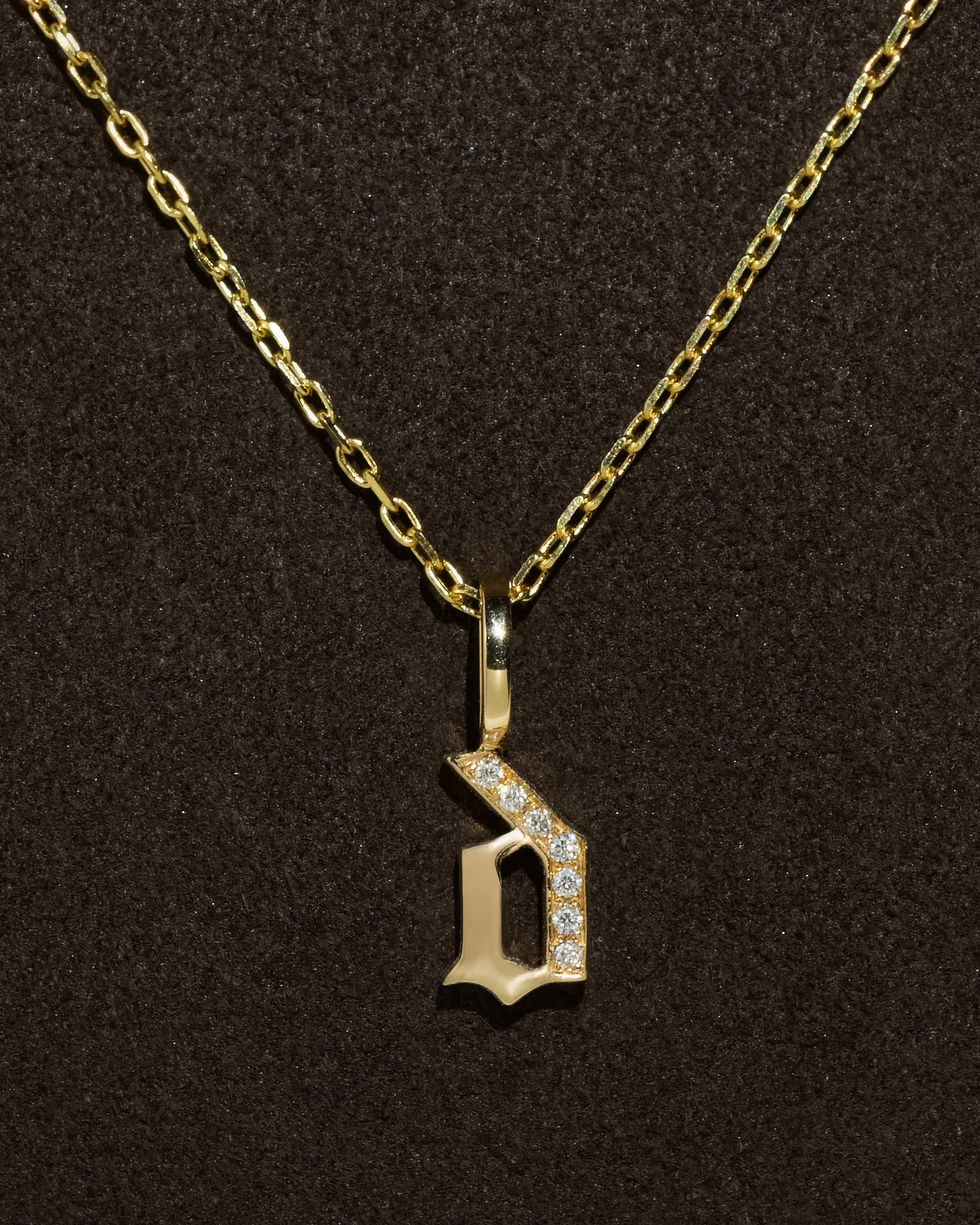 Ciondolo con iniziali "d" in oro 14k con catena a cavo e chiusura con diamanti