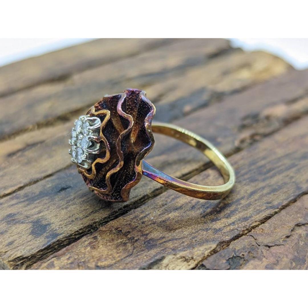 Vintage from the 1950s
Size: 7 US
Materials: Gold, Rose gold
Gemstone: Diamond
Gem color: Colorless
Band color: Silver
Adjustable

Style: Art deco

Beautiful Diamond Ring.

Made sometime in middle century,

Condition: Shows limited signs of use. Has