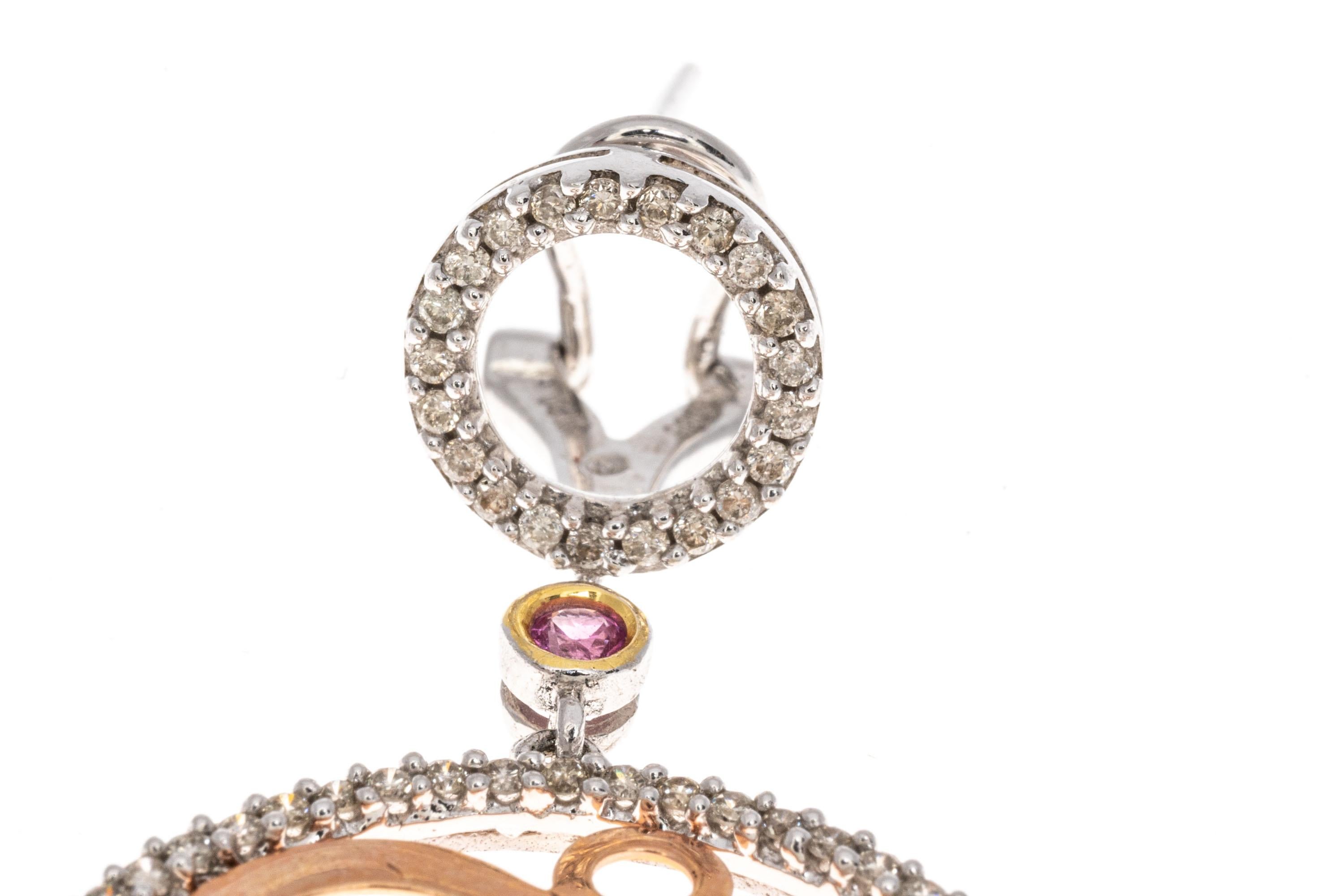 Ohrringe aus 14 Karat Rosé- und Weißgold. Diese fabelhaften  Die modischen Ohrringe im Stil eines Anhängers bestehen aus einem kleinen, offenen Kreis, der mit runden, facettierten, weißen Diamanten besetzt ist und an dem ein runder, facettierter,