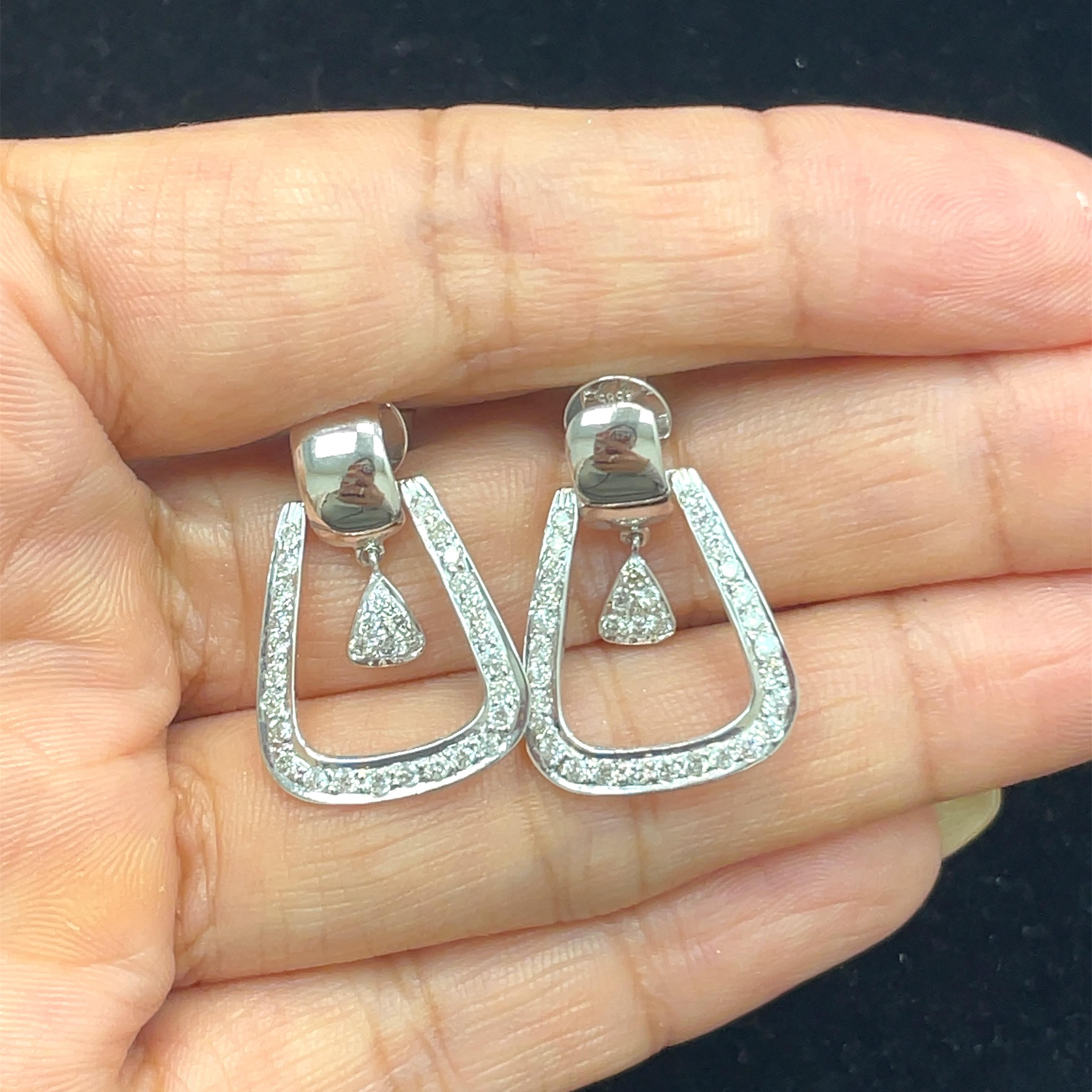 L'élégance rencontre la géométrie dans ces étonnantes boucles d'oreilles pendantes en diamant 14K, véritable témoignage de l'artisanat et du style. 

Les diamants qui entourent les boucles d'oreilles pèsent 0,81 carat et sont d'une brillance et d'un