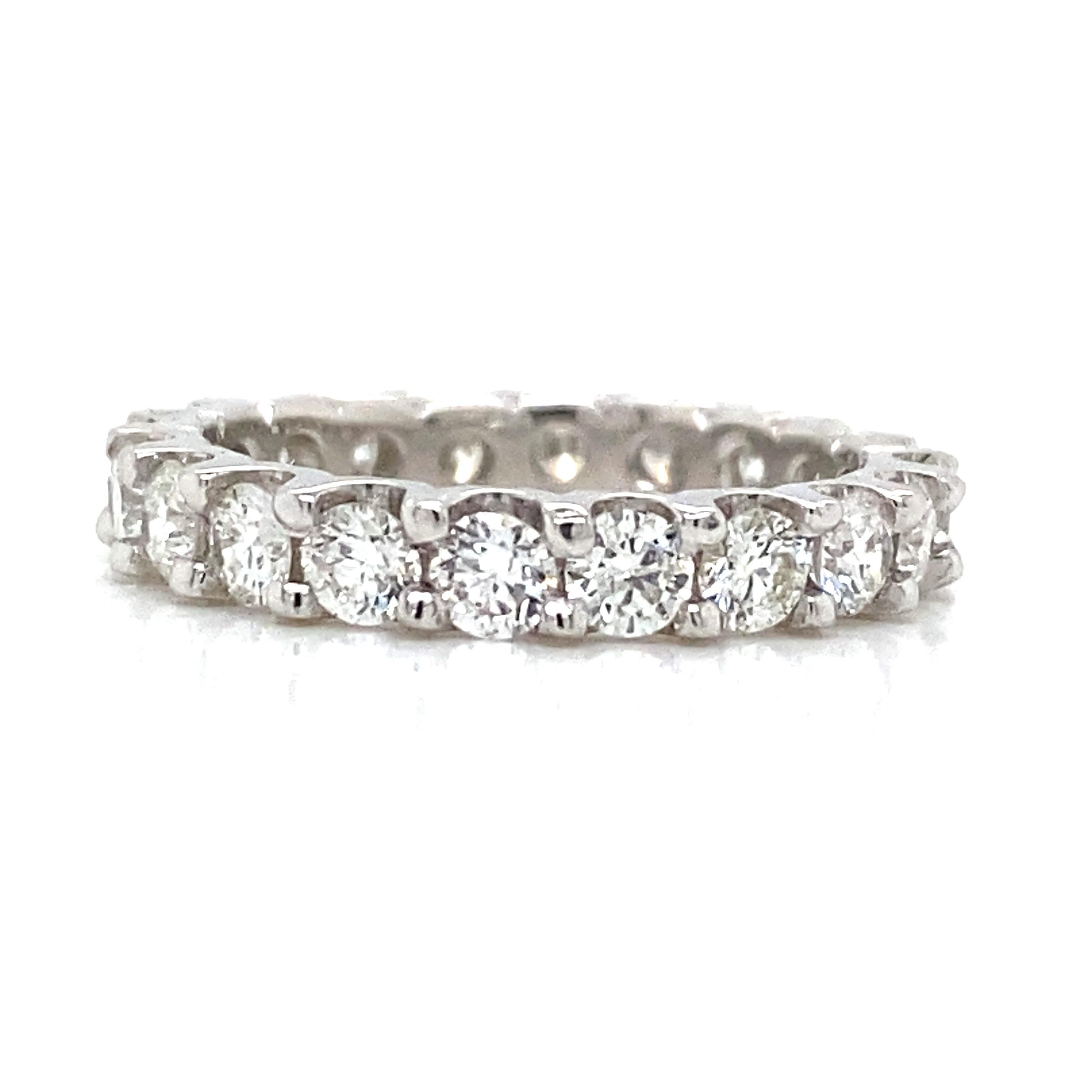 Bracelet éternité en or blanc 14 carats.  Diamants ronds de taille brillant pesant 2.08 carats, de couleur G-H et de qualité VS-SI, sertis de manière experte.  La bande mesure 1/8 de pouce de largeur.  Bague taille 5.75.  2,95 grammes.