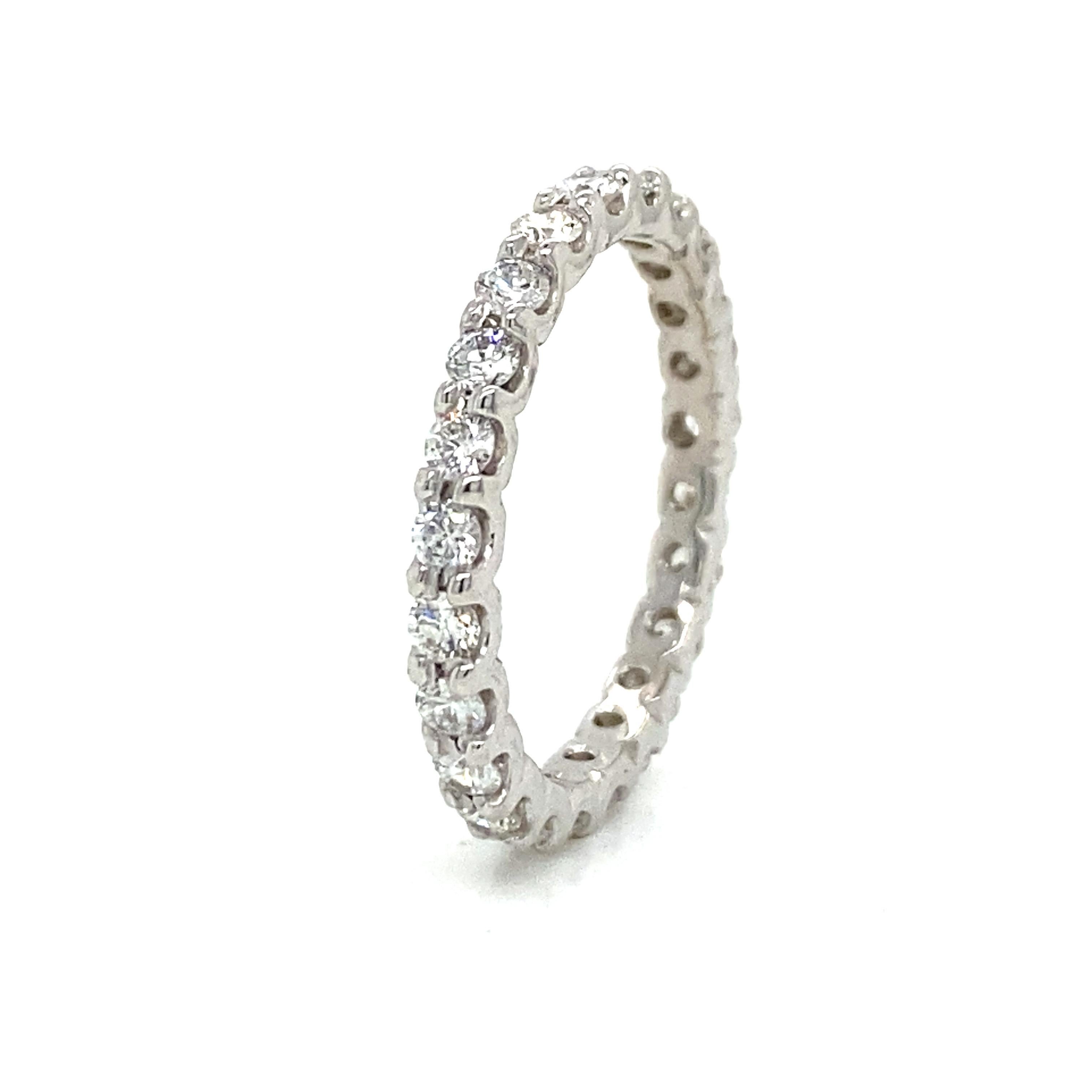 Bracelet éternité en or blanc 14 carats.  Diamants ronds de taille brillant pesant 1.0 carats, de couleur G-H et de pureté VS-SI, sertis de manière experte.  L'anneau mesure 1/8 de pouce de largeur. Bague de taille 6.  2,17 grammes.