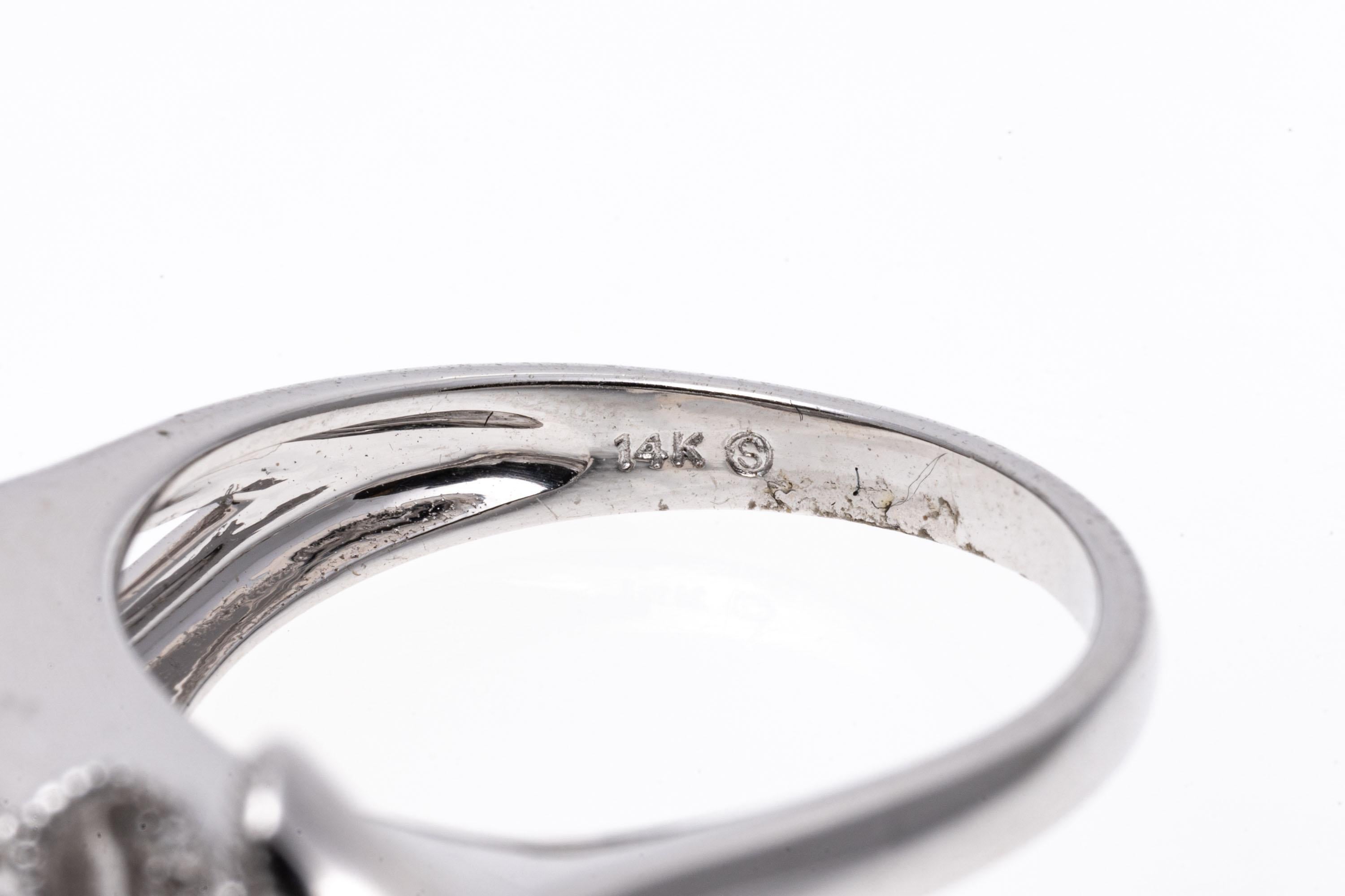 Anello a forma di fiore in oro bianco 14K e diamanti
 Questo delizioso anello a forma di fiore è incastonato con una varietà di diamanti rotondi e a baguette che creano un aspetto scintillante. Una sorta di incrocio tra una stella cadente e un
