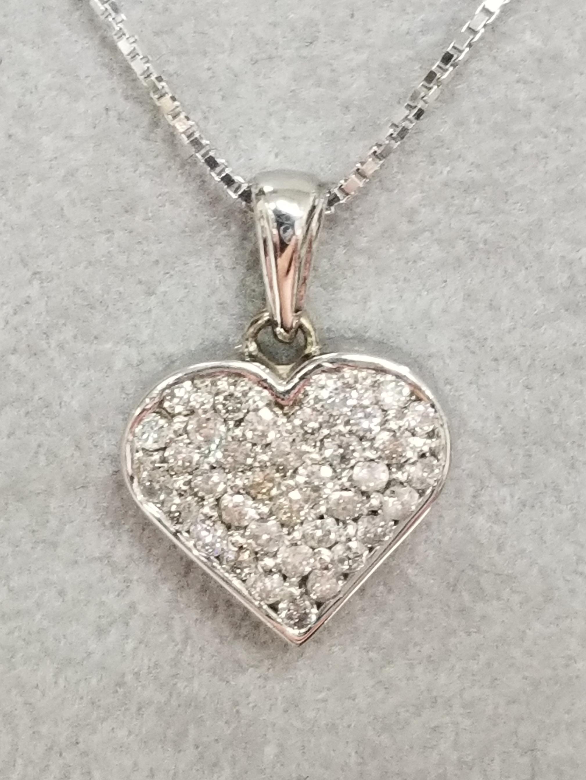 14k Weißgold Diamant Herz mit 36 runden Vollschliff Diamanten mit einem Gewicht von 0,65 pts. auf einem 16-Zoll-Box-Kette.