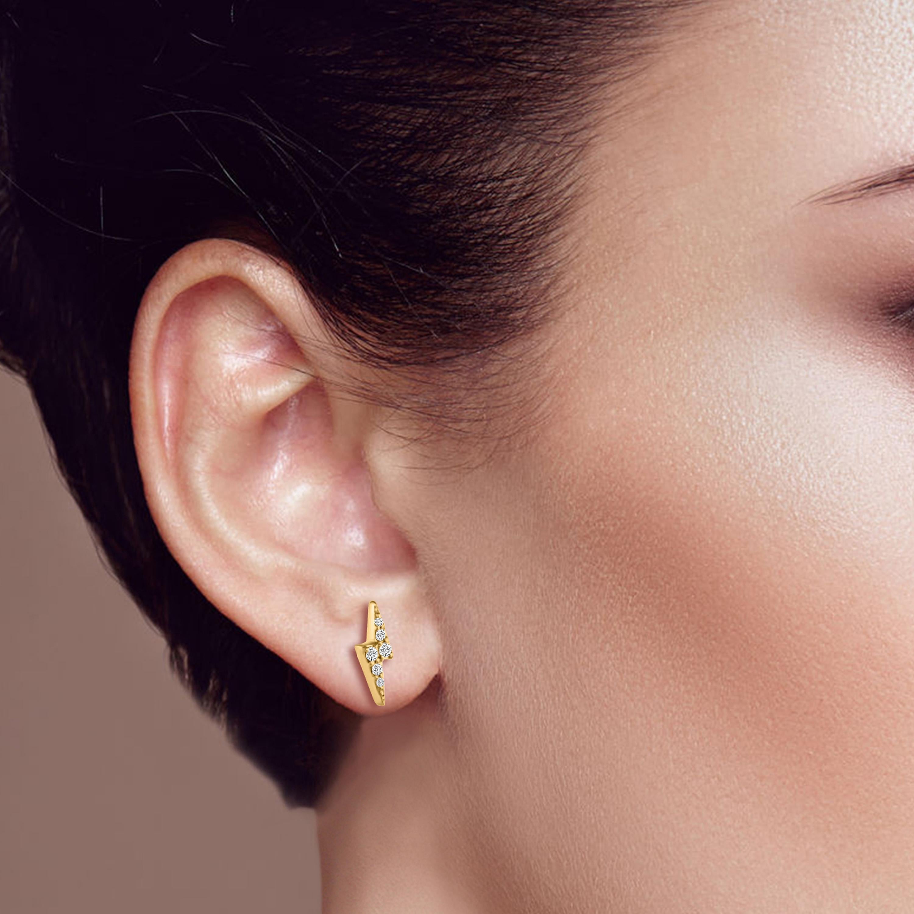 Aggiungi una scintilla di eleganza al tuo look con questi splendidi orecchini a perno Diamond Lightning in oro giallo 14K, con diamanti naturali. Il loro design elegante e moderno è perfetto per essere indossato tutti i giorni o per le occasioni