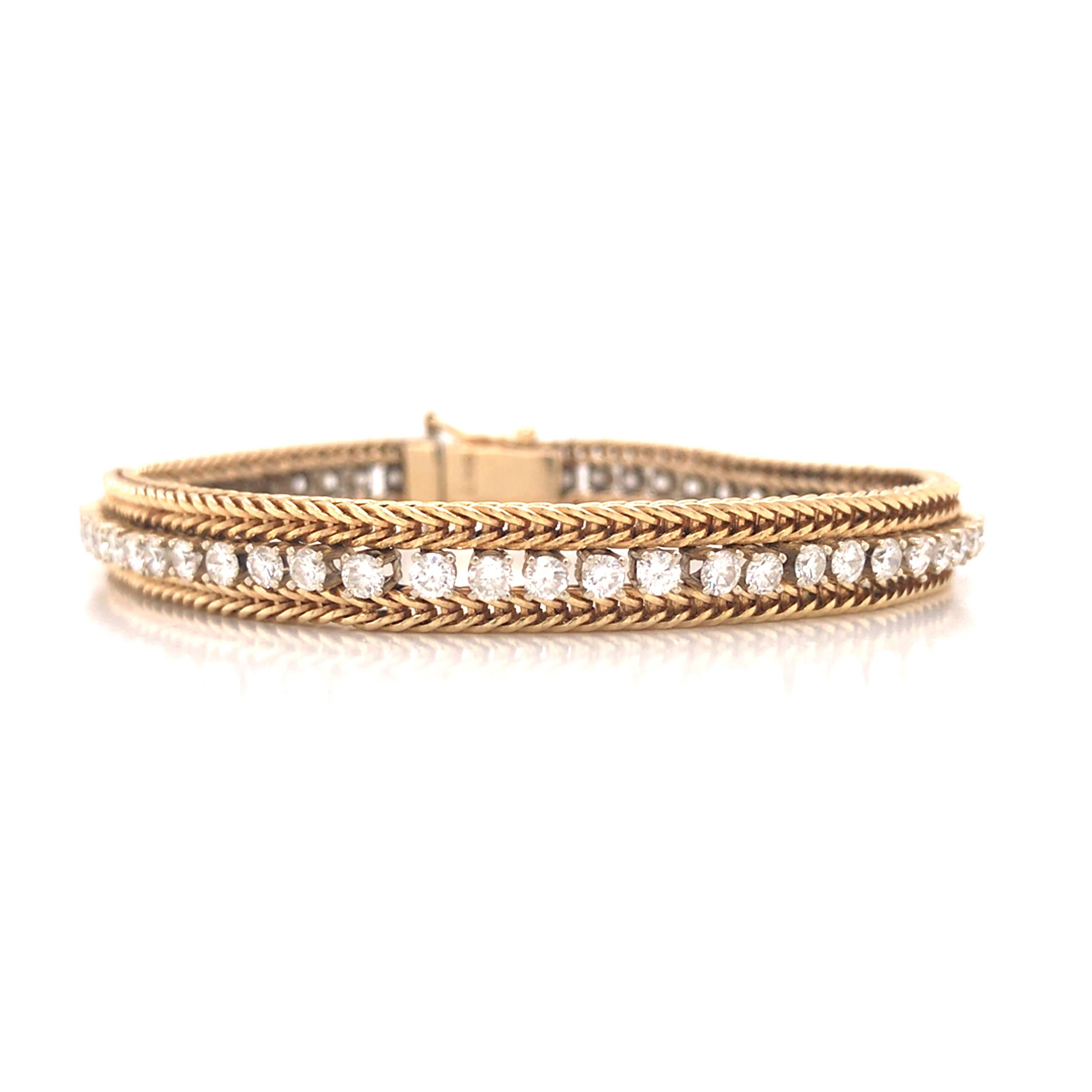 Diamond Line Rope Armband aus 14K zweifarbigem Gold.  Runde Diamanten im Brillantschliff mit einem Gesamtgewicht von 3,50 Karat, einer Farbe von G-H und einer Reinheit von VS sind fachmännisch gefasst.  Das Armband misst 7 1/4 Zoll in der Länge und