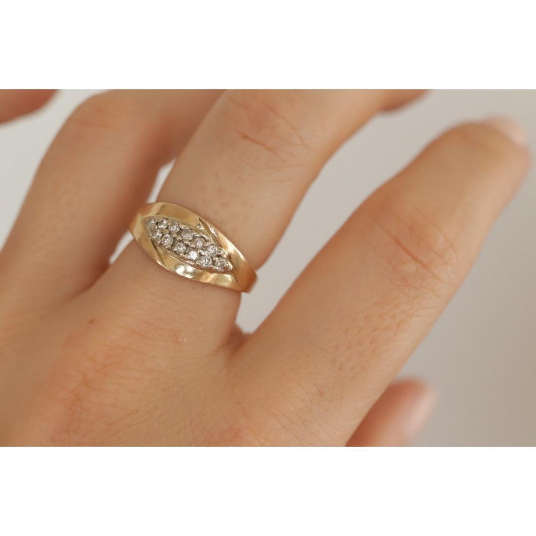 Vintage
Size: 6 1/2 US
Materials: Stone
Gemstone: Diamond
Gem color: Colorless

Band color: Yellow

Beautiful Diamond Pave Band. Dome shank. Beautiful collage of diamonds

2mm to 9mm wide
1.8mm 12 total diamonds
4grams total weight