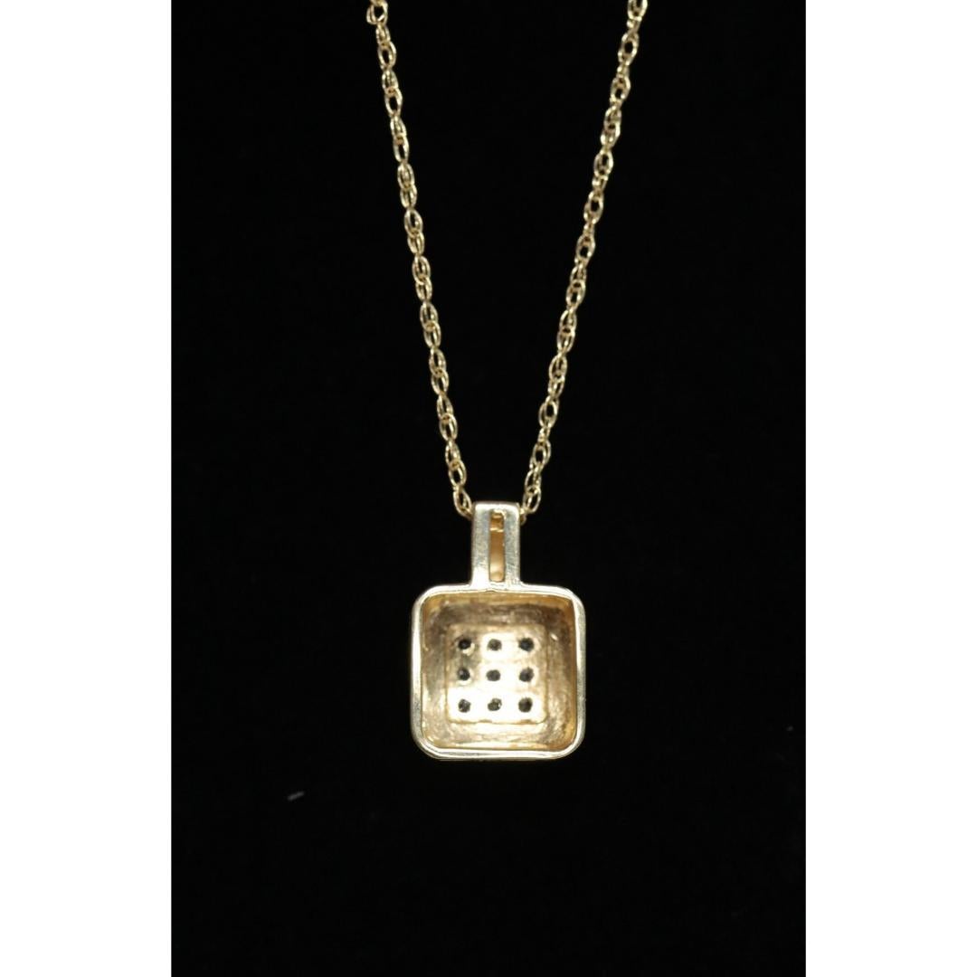 Vintage
Materiali: Oro
Pietra preziosa: Diamante
Posizione: Lobo dell'orecchio
Chiusura: Spingi indietro

Stile: Minimalista

Splendido ciondolo e collana con diamanti Pave.

Dettagli:
Ciondolo quadrato con pavé di diamanti di 15 mm per 10 mm
Catena