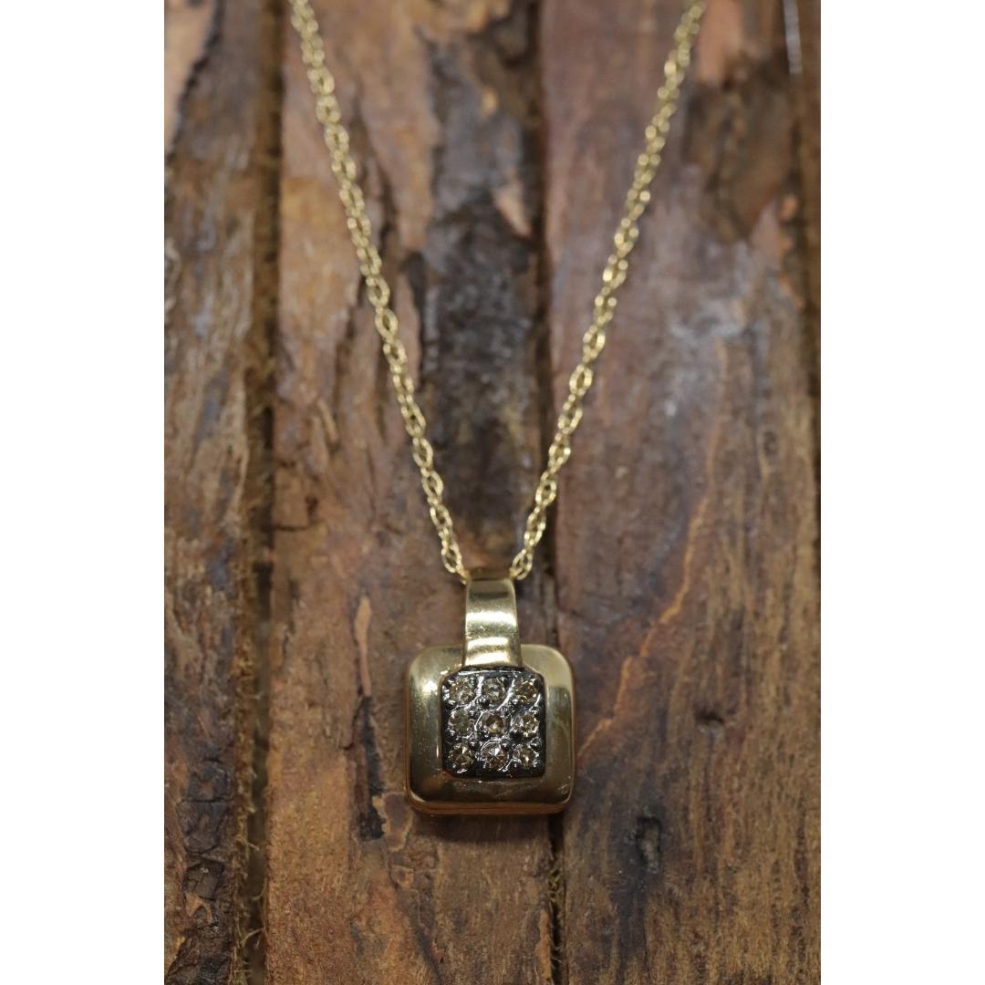 Donna Ciondolo e collana quadrata con pavé di diamanti 14k. in vendita