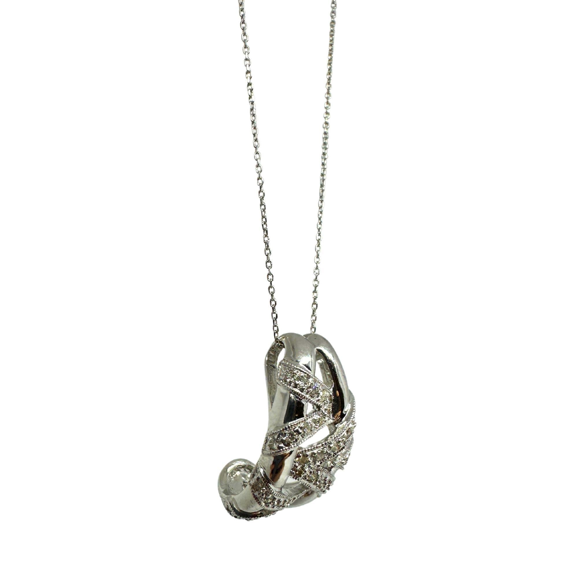 Mostra la nostra splendida collana di diamanti a 14 carati. Realizzato in oro bianco 14k e impreziosito da 0,30 carati di diamanti scintillanti. La catena misura 16 pollici e il ciondolo 0,60 pollici. In ottime condizioni, questa collana è un'ottima
