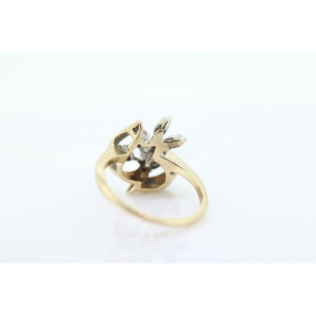 Vintage degli anni '60
Materiali: Platino
Pietra preziosa: Diamante
Colore della gemma: incolore
Colore della banda: Argento
Regolabile
Stile: Edwardiano
Bellissimo anello con diamante.

Meraviglioso disegno di fiori a foglia.
Oro giallo e bianco