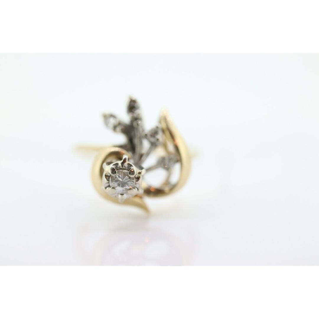 Anello con diamante 14k. Diamante con incastonatura a foglia con accenti. Anello con fiocco di diamanti e nodo d'amore. In condizioni buone in vendita a Port Charlotte, FL