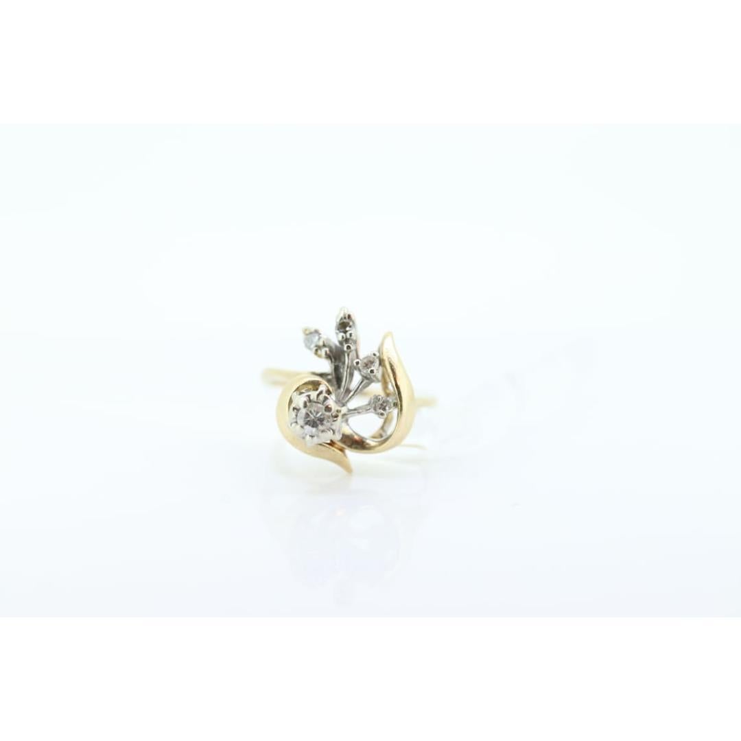 Donna Anello con diamante 14k. Diamante con incastonatura a foglia con accenti. Anello con fiocco di diamanti e nodo d'amore. in vendita