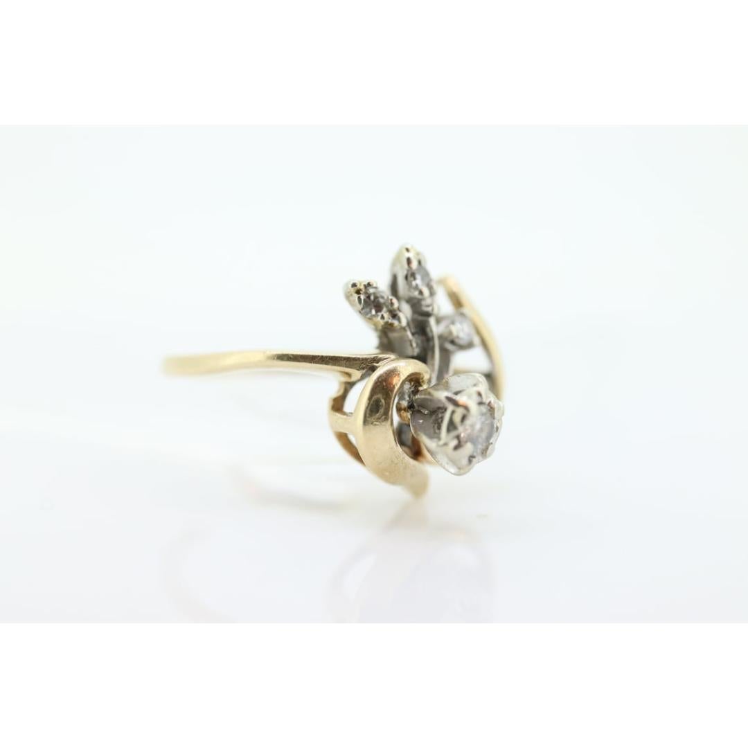 Anello con diamante 14k. Diamante con incastonatura a foglia con accenti. Anello con fiocco di diamanti e nodo d'amore. in vendita 1
