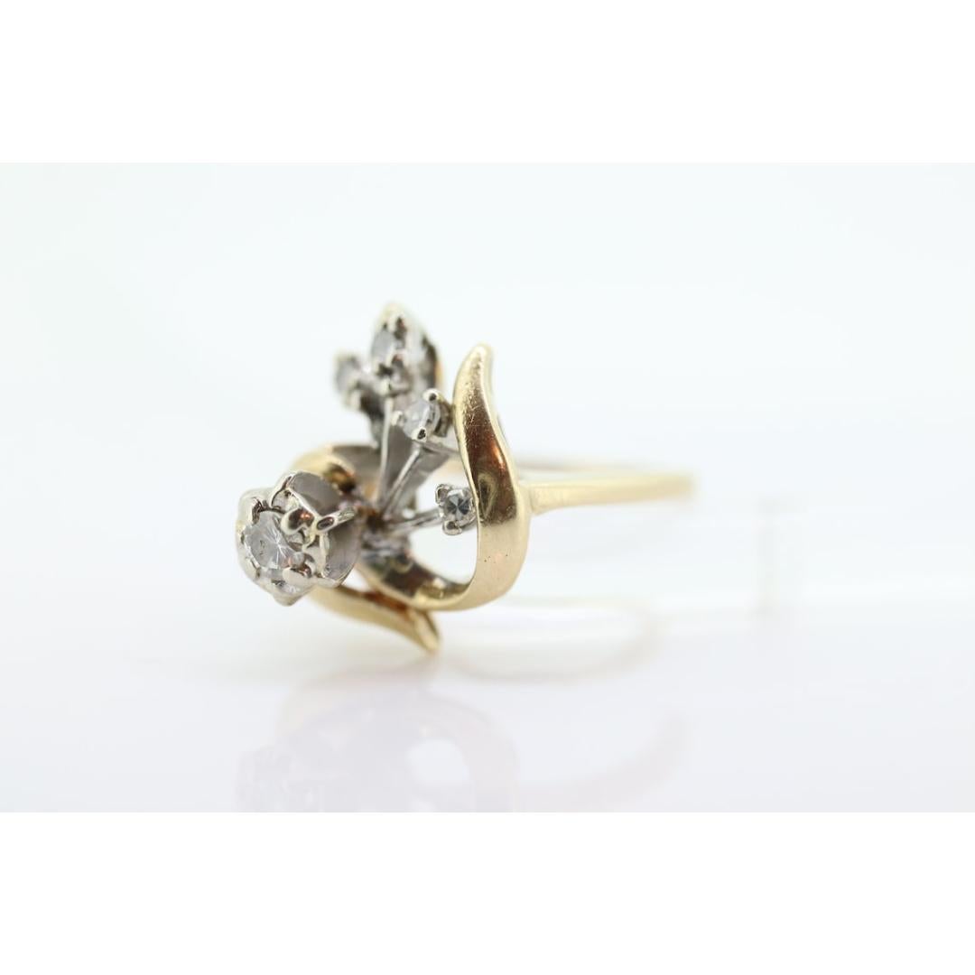 Anello con diamante 14k. Diamante con incastonatura a foglia con accenti. Anello con fiocco di diamanti e nodo d'amore. in vendita 2