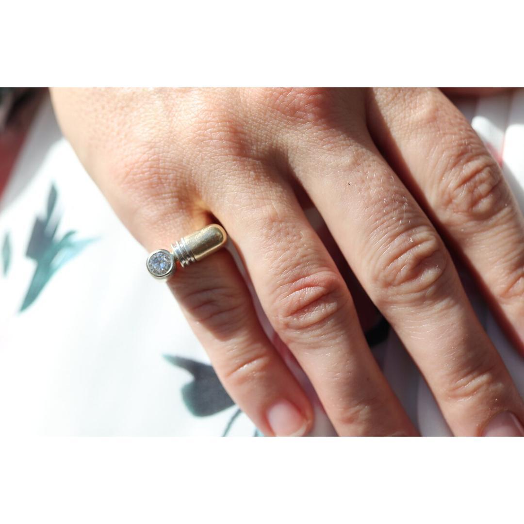 14k Diamant Solitär flacher Siegelring. Diamant-Lünette in Siegelband gefasst. Rosa 4