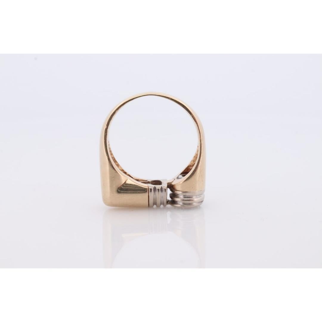 Vintage By
Größe: 5 1/4 US
MATERIALIEN: Gold
Edelstein: Diamant
Edelsteinfarbe: Farblos

Stil: Minimalistisch

Sehr einzigartiger Herren- oder Damenring/Band. Solitär-Diamant in Siegelring gefasst. Sieht spektakulär aus, wenn sie auf einem kleinen