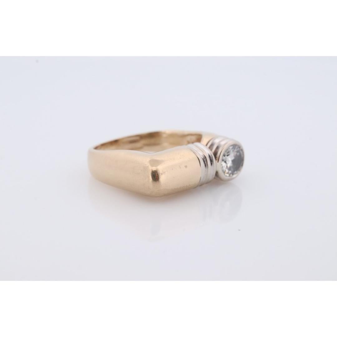 14k Diamant Solitär flacher Siegelring. Diamant-Lünette in Siegelband gefasst. Rosa (Rundschliff)