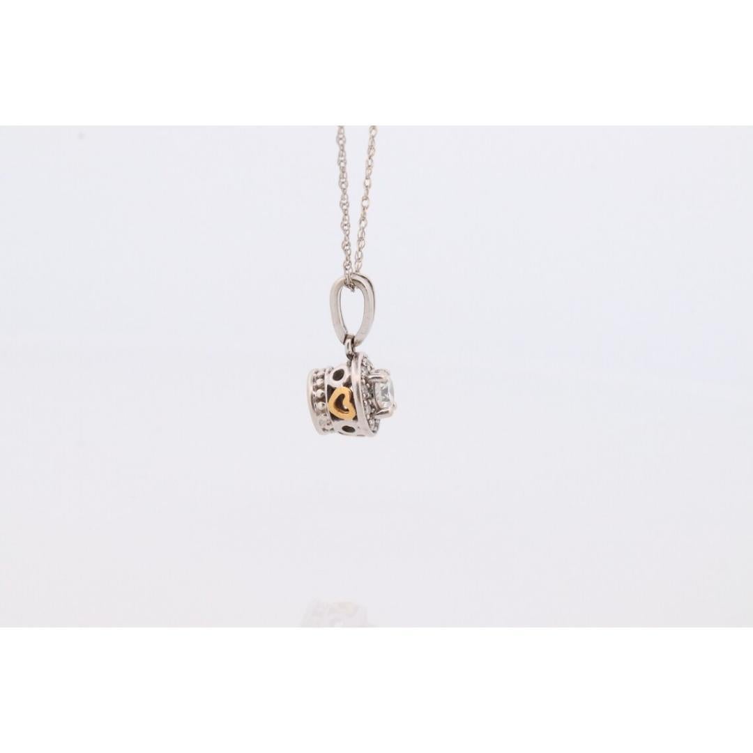 Vintage
Materiales: Piedra
Piedra preciosa: Diamante

Estilo: Minimalista

Colgante solitario Halo de diamantes.

Oro blanco de 14 quilates con corazones de oro amarillo de 24 quilates en el bote.

Hecho por SDJ

Detalles:
Diamante de 3,5 mm, color