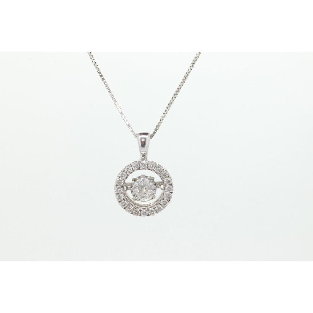 Vintage
Materiales: Piedra
Piedra preciosa: Diamante

Estilo: Minimalista

Colgante de oro blanco de 14 quilates con engaste halo. Diseño Diamante Feliz.

Diamante de 5 mm y 0,50 ct color I1 color I piedra central
Diamantes circundantes de 1,8 mm 20