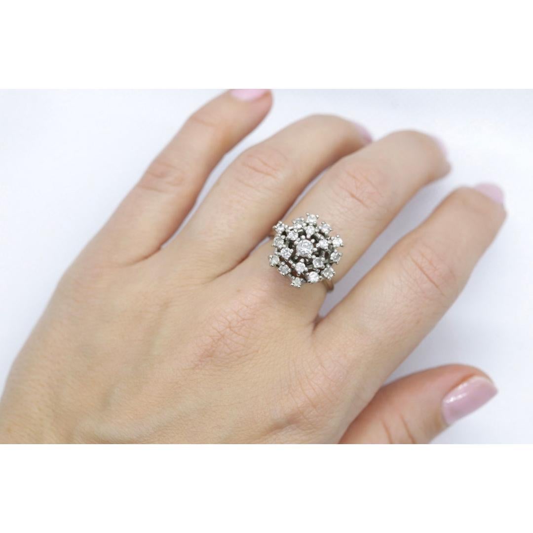 Vintage degli anni '50
Dimensione: 7 US
Materiali: Pietra
Pietra preziosa: Diamante
Colore della gemma: incolore
Colore della banda: oro

Stile: Metà secolo

Magnifico anello con diamante a grappolo della metà del secolo. Il grappolo ha una forma