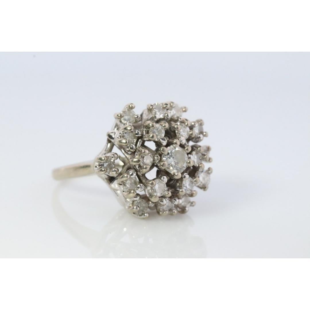Anello a fiore rotondo SunBurst STARBURST con diamante 14k. Diamante rotondo a grappolo waterfal in vendita 5