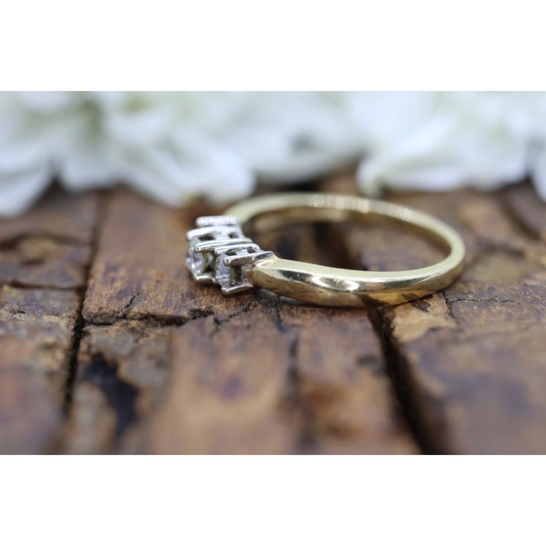 Vintage from the 1980s
Materials: Stone
Gemstone: Diamond
Gem color: Colorless
Band color: Gold

Style: Minimalist

Beautiful 3 stone Diamond ring Sparkles from all directions. Make this ring your engagement ring or you everyday jewelry.

Condition: