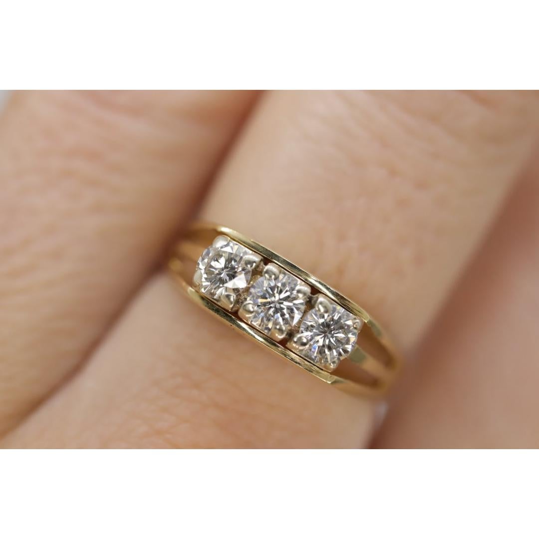 Vintage degli anni '80
Taglia: 5 1/2 US
Materiali: Pietra
Pietra preziosa: Diamante
Colore della gemma: incolore
Colore della banda: Oro

Stile: Minimalista

Un bellissimo anello con 3 pietre e diamanti che brilla in tutte le direzioni. Fai di