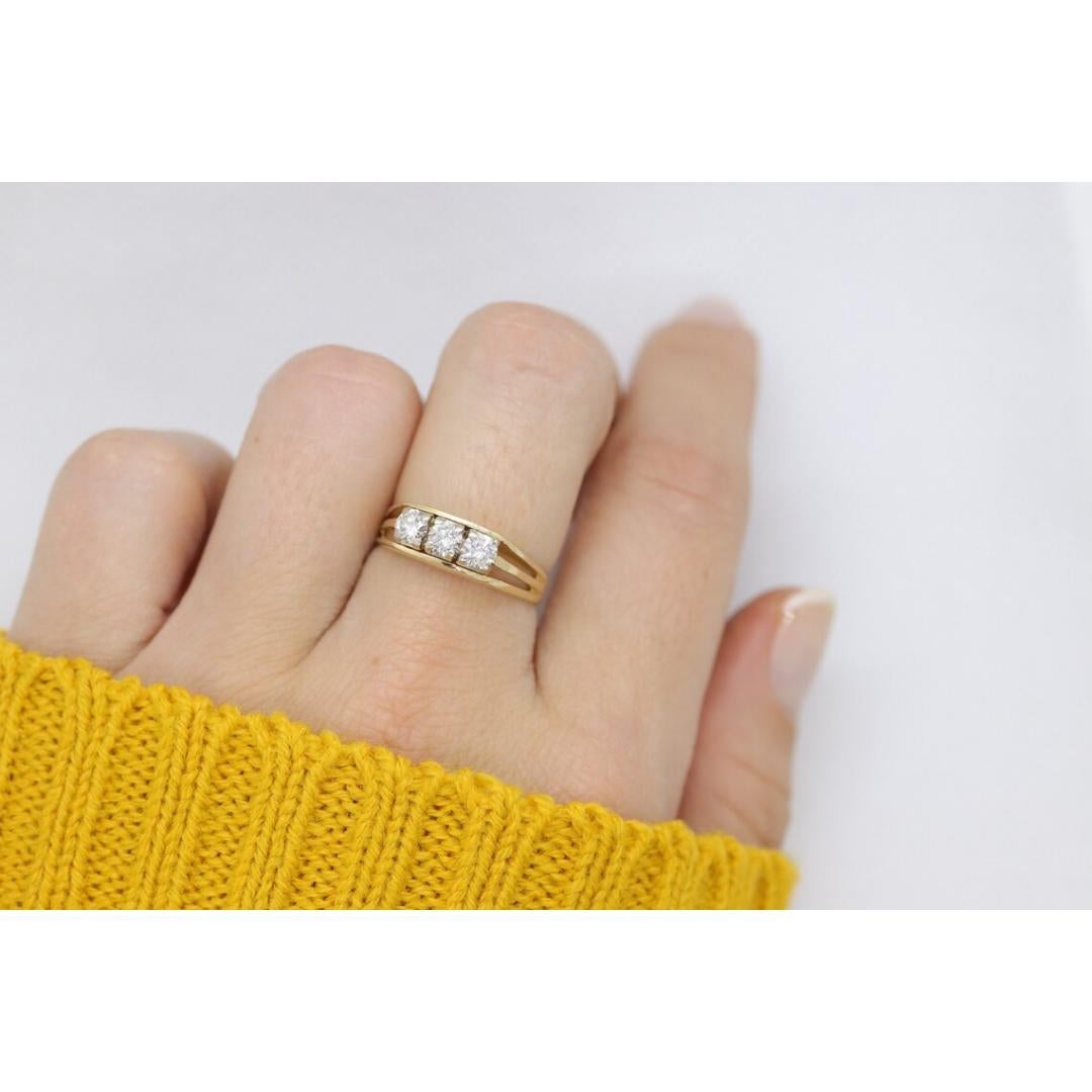Taglio rotondo Anello Trio con diamanti 14k. Anello TRILOGY a 3 pietre con diamante da 1/2ctws. Anello di fidanzamento. in vendita